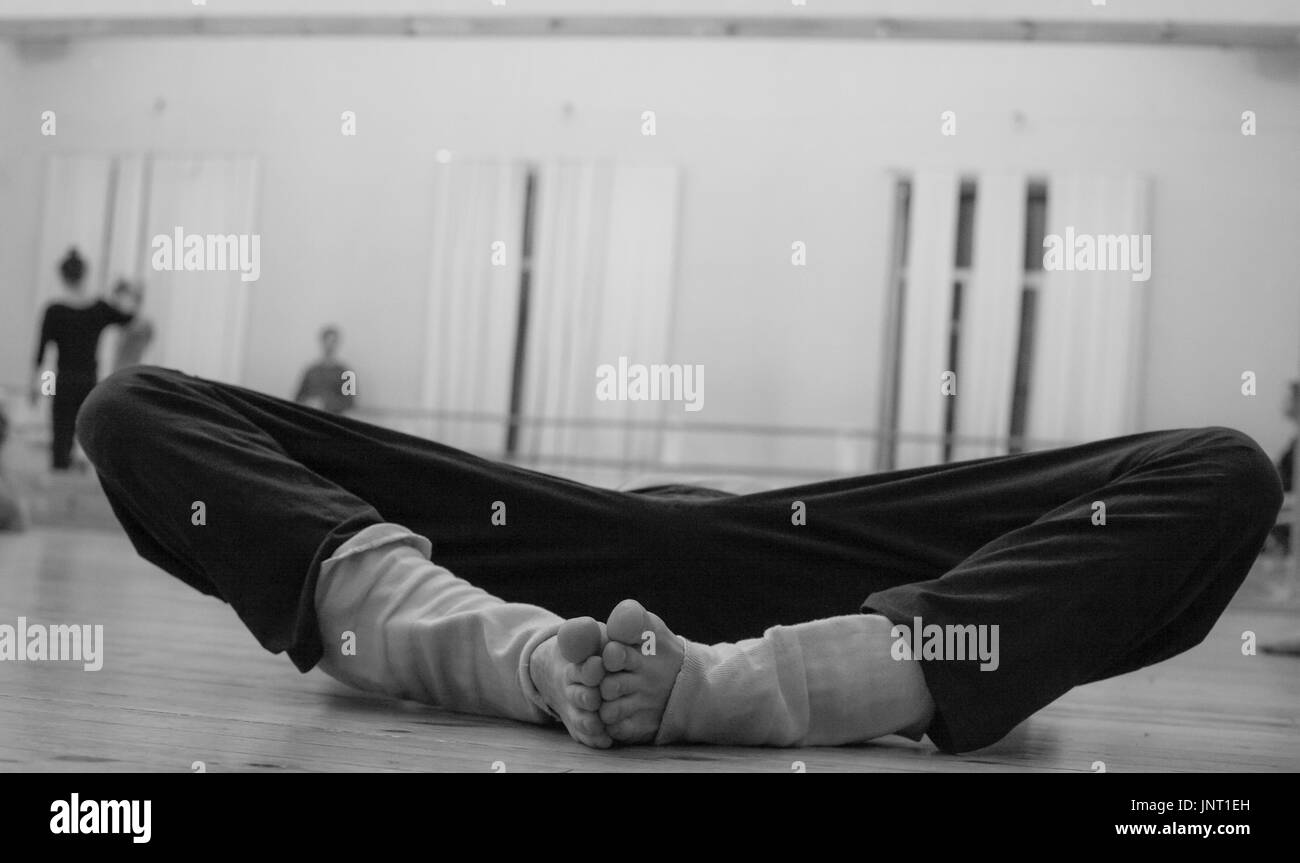 Performer Füße, Beine, auf Blured Hintergrund. Tänzerin improvisieren, Erdgeschoss, Tanzimprovisation Leistung Stockfoto