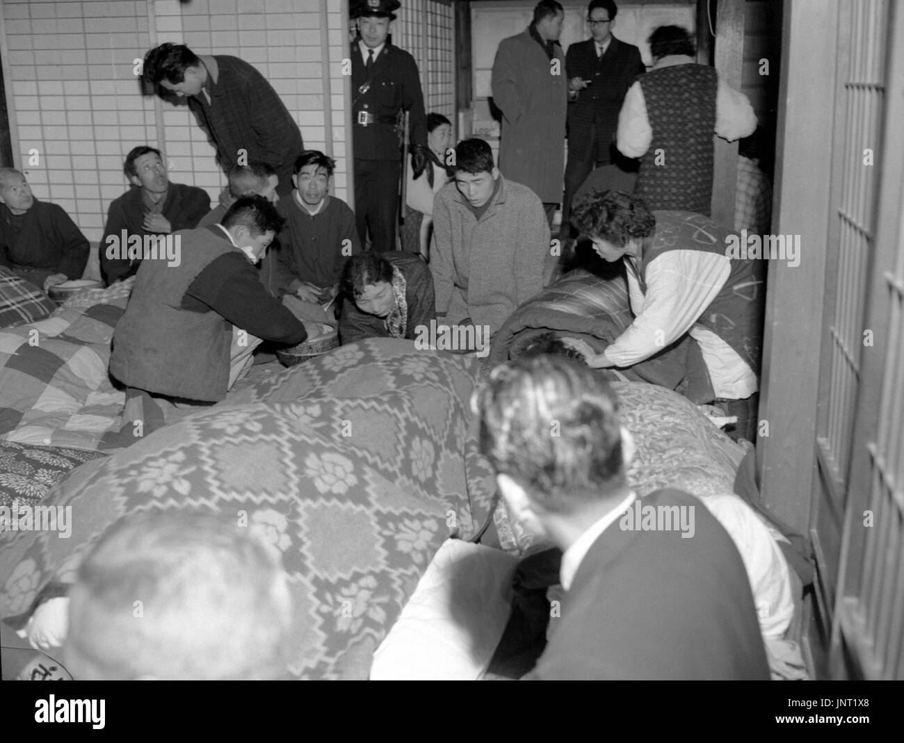 TOKYO, Japan - diese Datei Foto aufgenommen im März 1961 zeigt Verwandten am Tatort eines Weines Vergiftung Fall in der Präfektur Mie. Der oberste Gerichtshof hat die Möglichkeit, eine Wiederaufnahme des Verfahrens für eine 84-j hrige Todeskandidaten der Tötung fünf Frauen verurteilt wiederbelebt und 12 weitere verletzt wurden, sagte Hofbeamten 6. April 2010. (Kyodo) Stockfoto