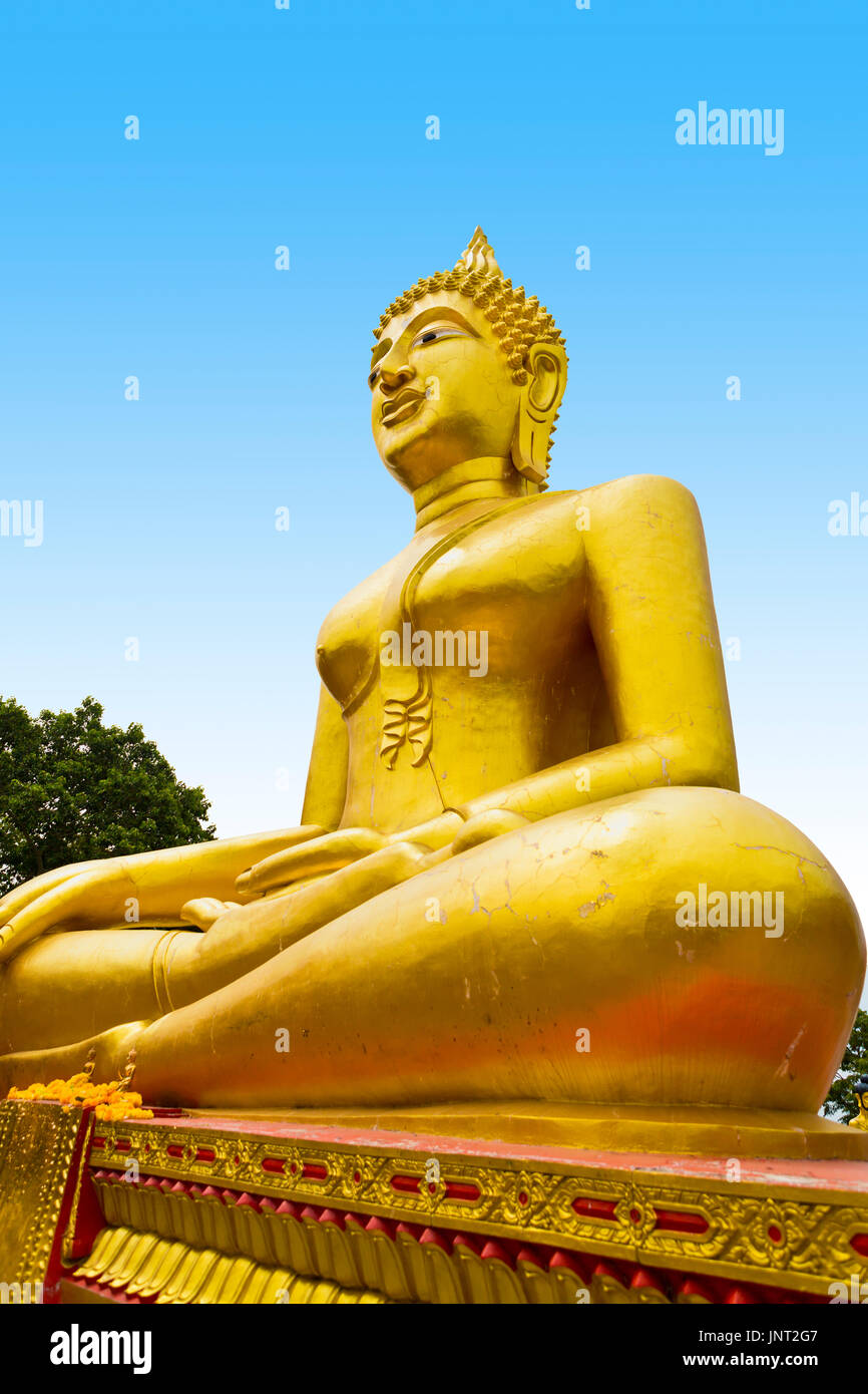 Goldene Buddha-Statue des großen Buddha am blauen Himmel, Pattaya Thailand Stockfoto