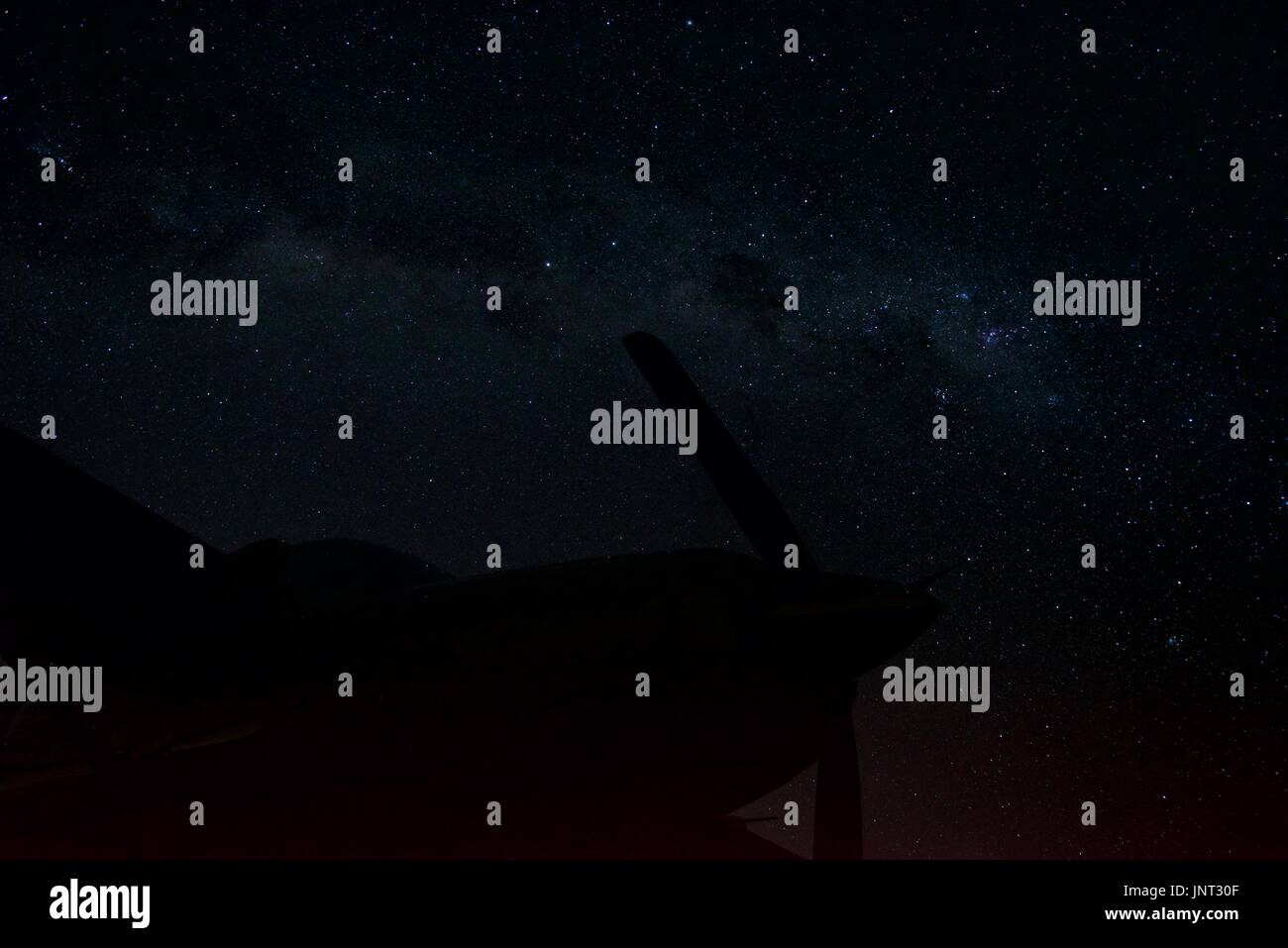 Nachtaufnahmen von der Nacht Himmel und Cessna caravan Stockfoto