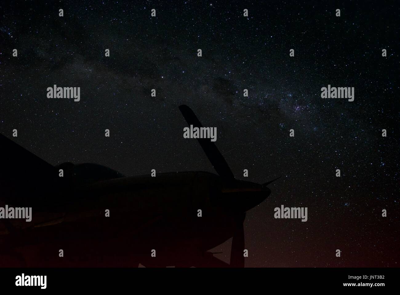 Nachtaufnahmen von der Nacht Himmel und Cessna caravan Stockfoto