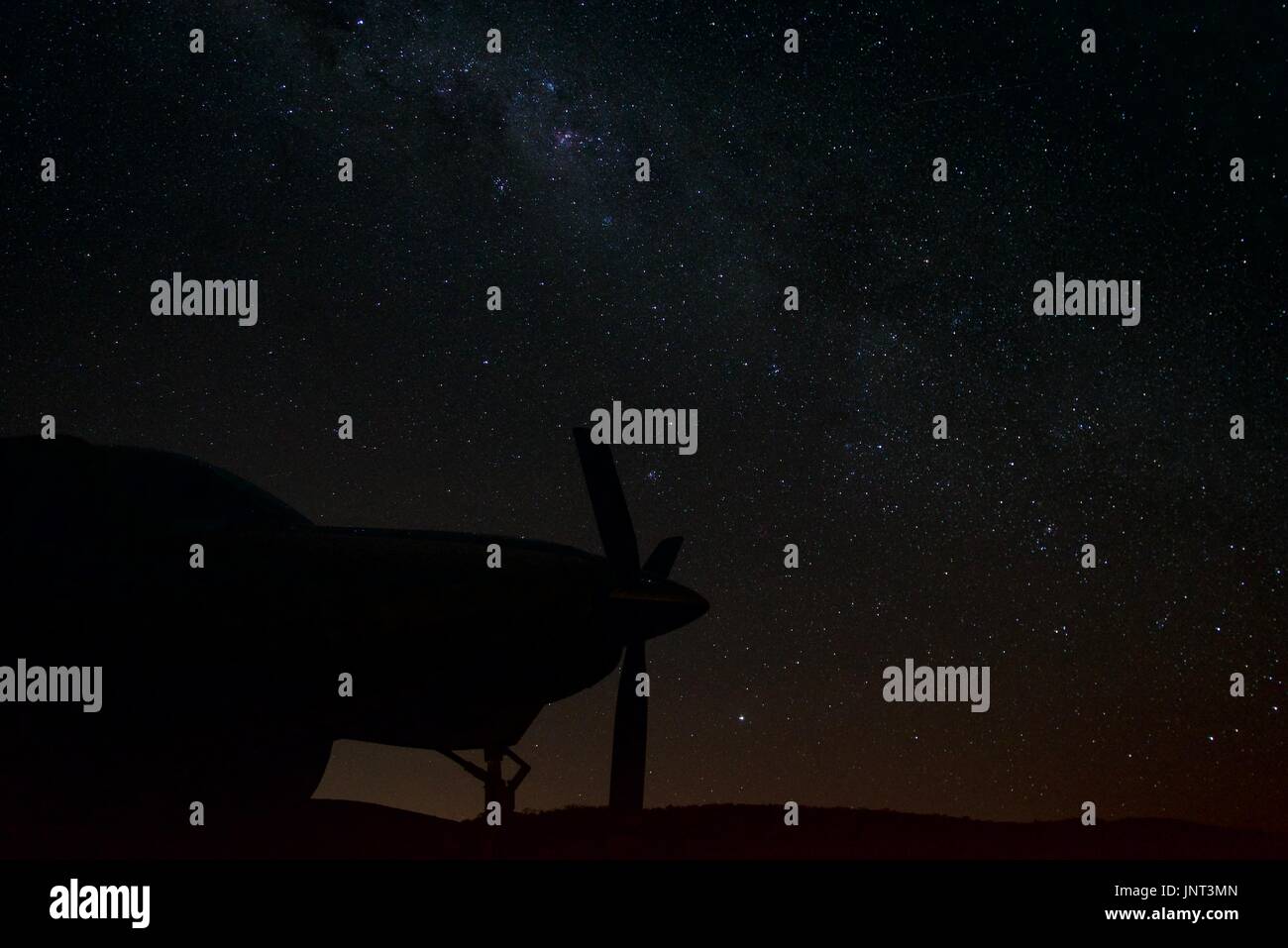 Nachtaufnahmen von der Nacht Himmel und Cessna caravan Stockfoto