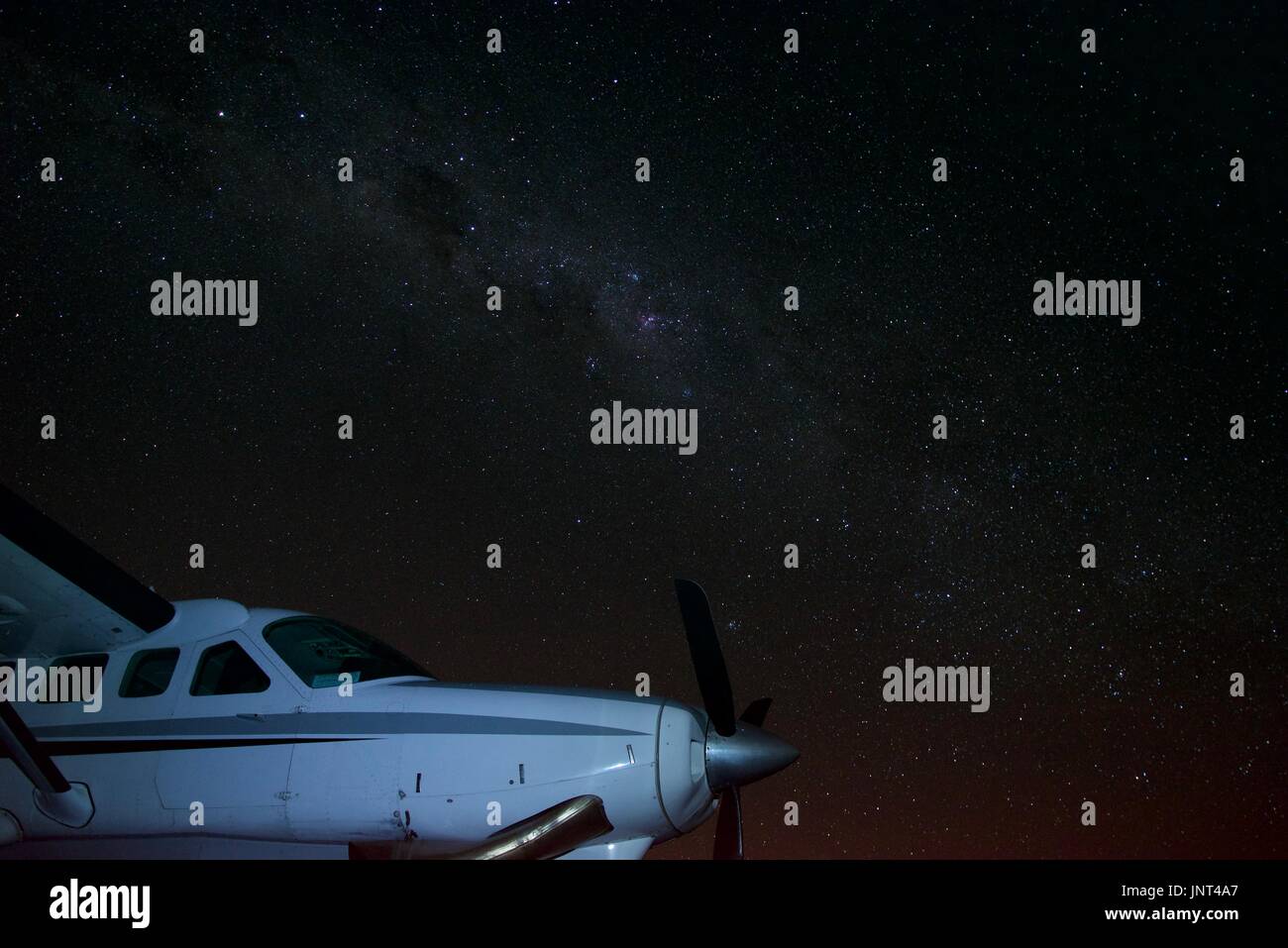 Nachtaufnahmen von der Nacht Himmel und Cessna caravan Stockfoto