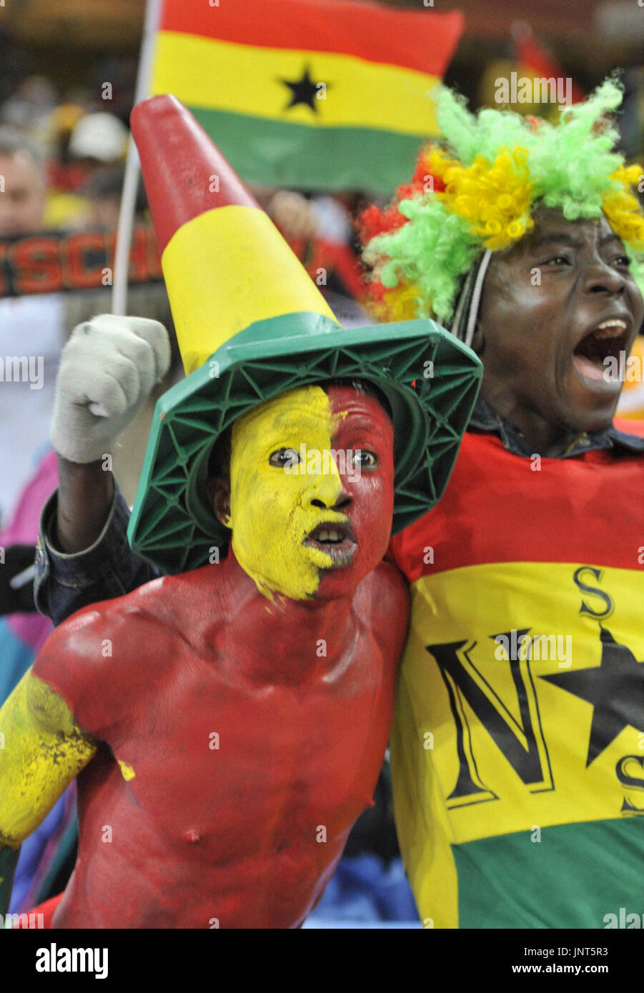 JOHANNESBURG, Südafrika - Fans von Ghana jubeln während eines Spiels der Welt Cup Gruppe D gegen Deutschland am 23. Juni 2010 im Soccer City Stadium in Johannesburg, Südafrika. Ghana war 1-0 besiegte, aber beide Teams in das Turnier zweite Runde fortgeschritten. (Kyodo) Stockfoto
