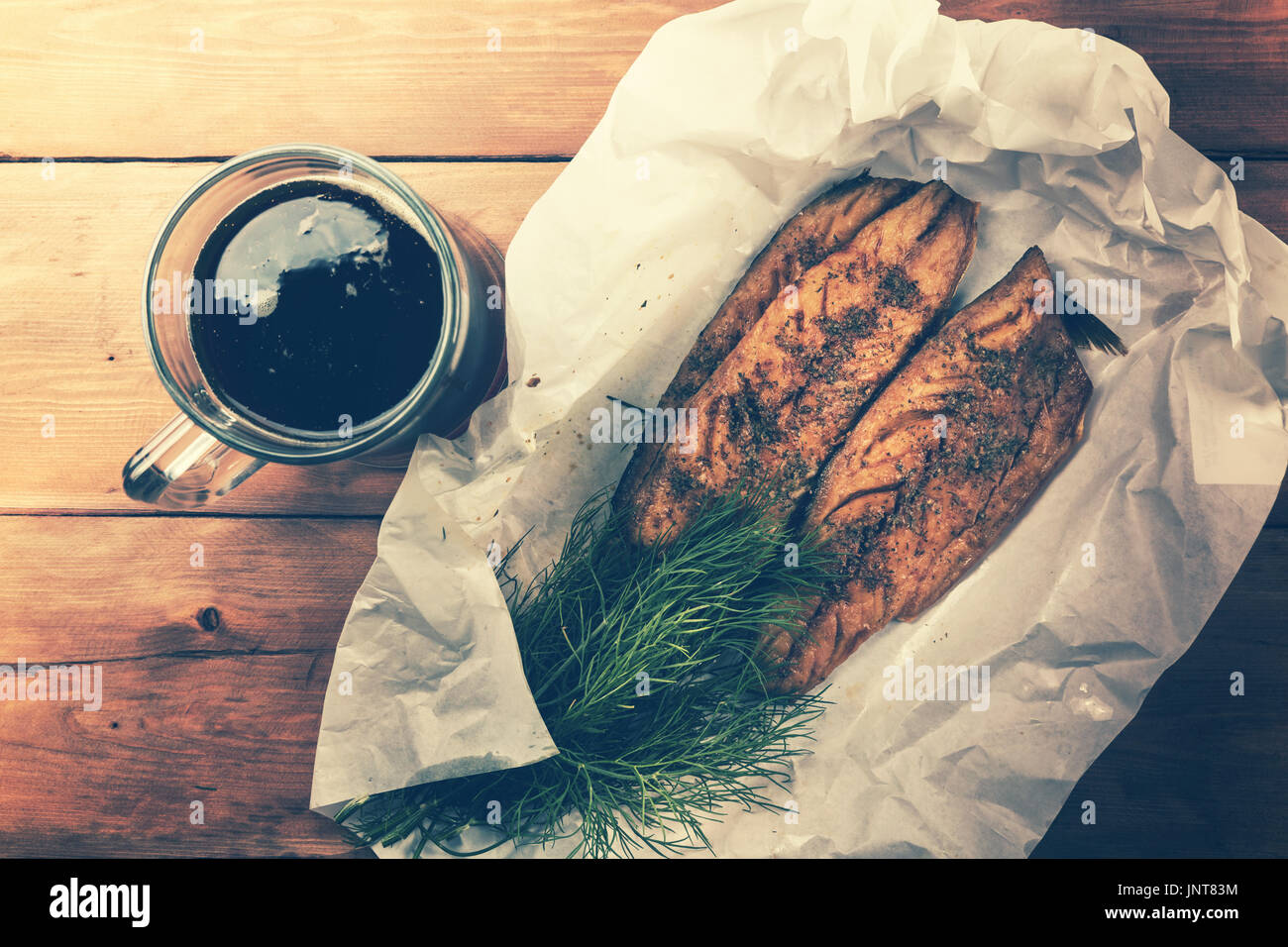 geräucherte Makrele Fischfilet mit Kräutern und dunkles Bier. Ansicht von oben Stockfoto