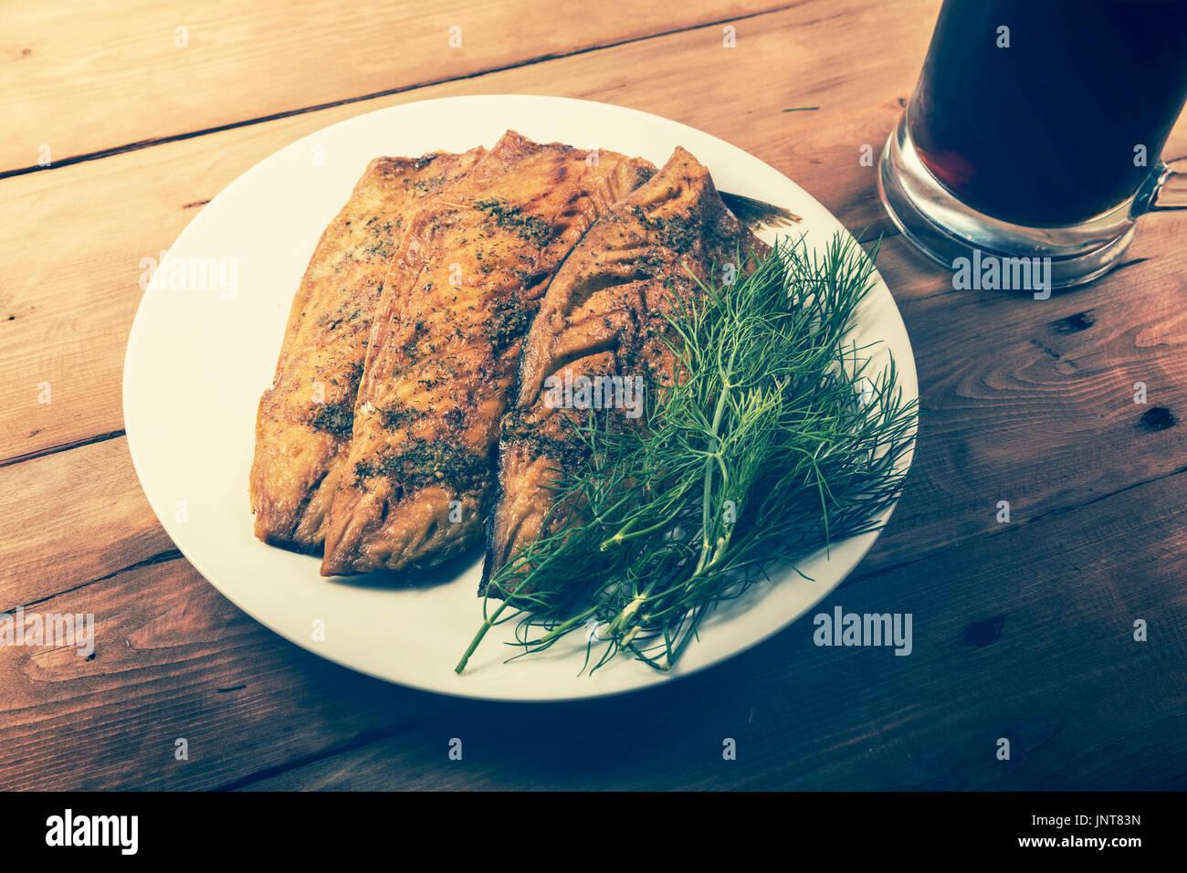 geräucherte Makrele Fischfilet mit Kräutern auf weiße Schale Stockfoto