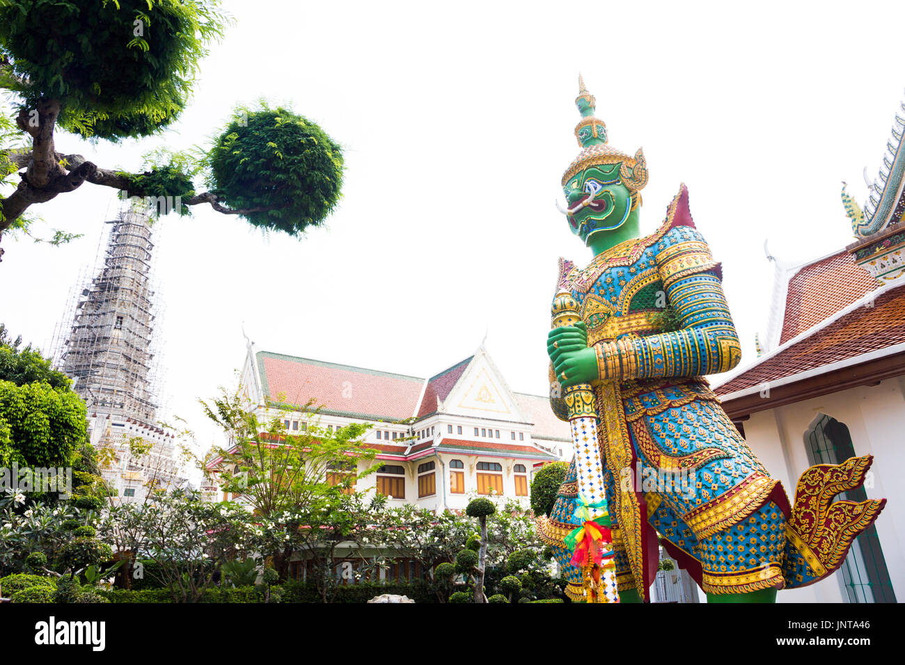 Dämon guardian aka Thotsakan (grüner Riese) am Wat Arun (Tempel der Morgenröte) in Bangkok, Thailand Stockfoto