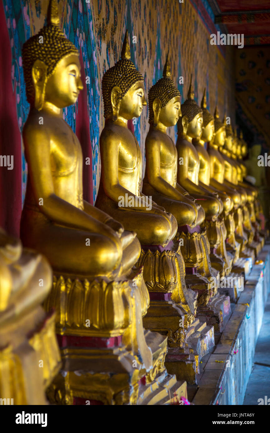 Reihe von Golden sitzender Buddha Statuen am Wat Arun (Tempel der Morgenröte) in Bangkok, Thailand Stockfoto