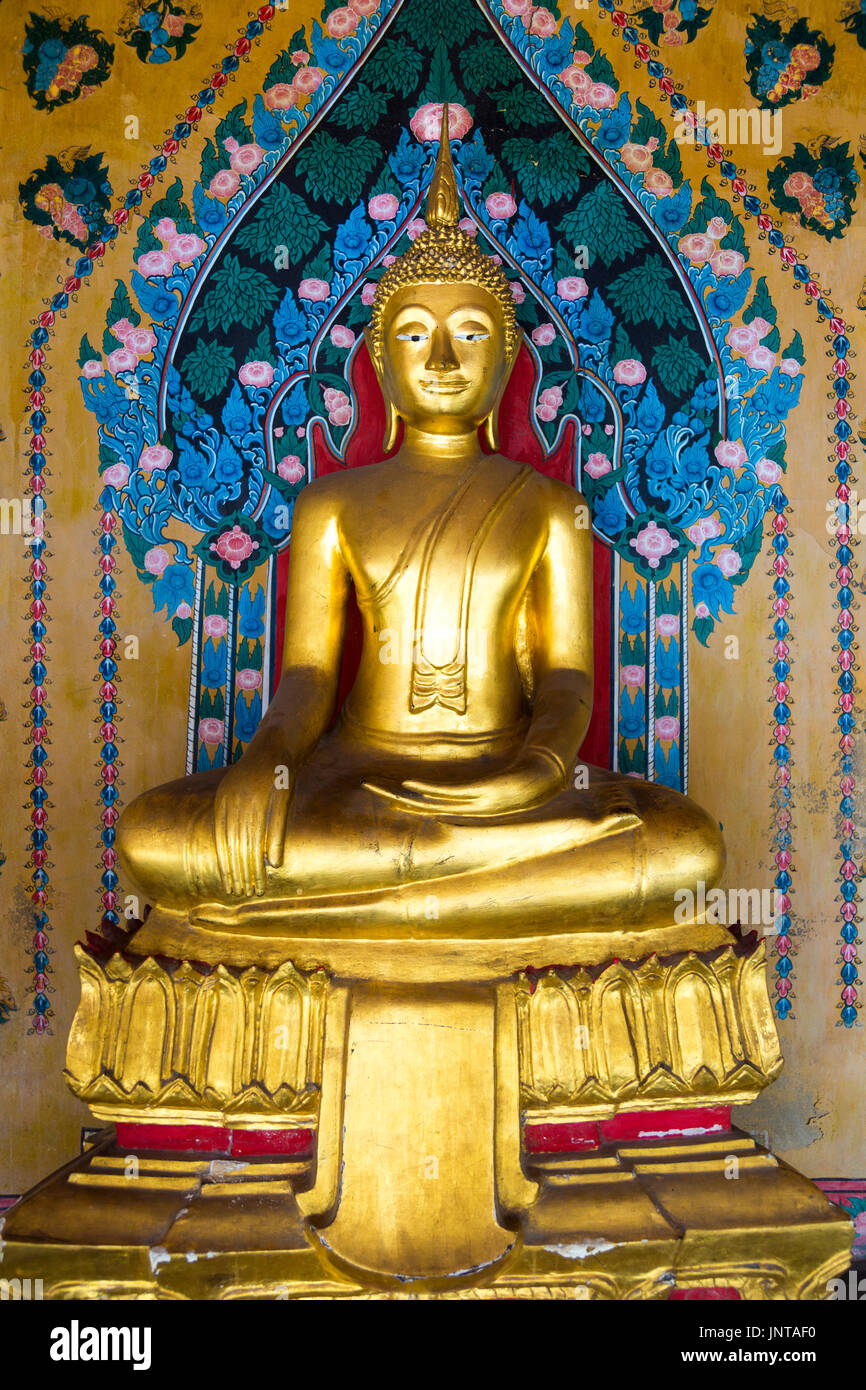 Golden Buddha Statue im Tempel Wat Arun (Tempel der Morgenröte), Bangkok, Thailand Stockfoto