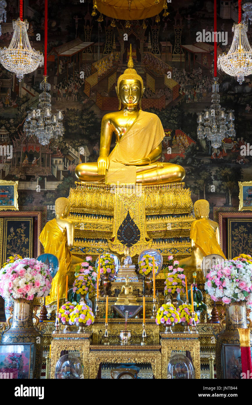 Sitzen Sie Buddha-Statue im Tempel Wat Arun (Tempel der Morgenröte) in Bangkok, Thailand Stockfoto
