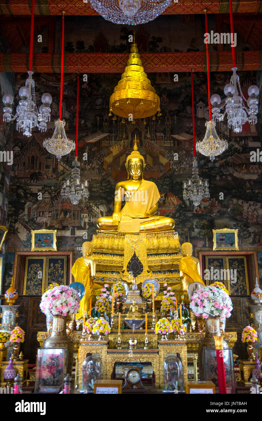 Sitzende buddha-Statue im Ucobot im Wat Arun Tempel (Tempel der Morgenröte) in Bangkok, Thailand Stockfoto