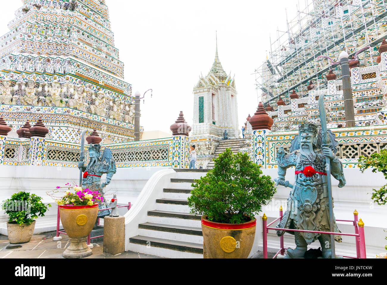 Statuen von Kriegern im Wat Arun (Tempel der Morgenröte) in Bangkok, Thailand Stockfoto