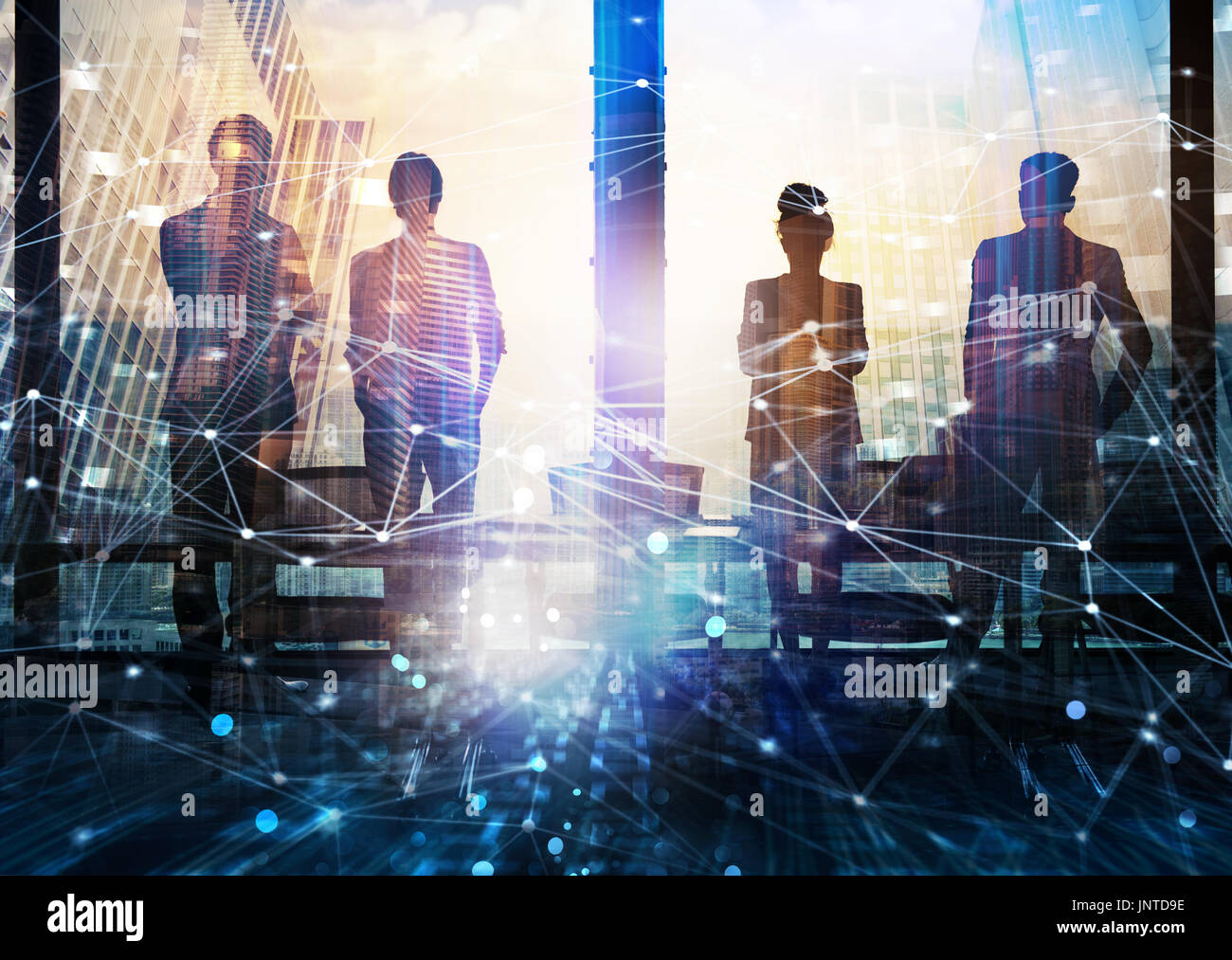 Gruppe von Business-Partner auf der Suche nach der Zukunft mit digitalen Netzwerkeffekt Stockfoto