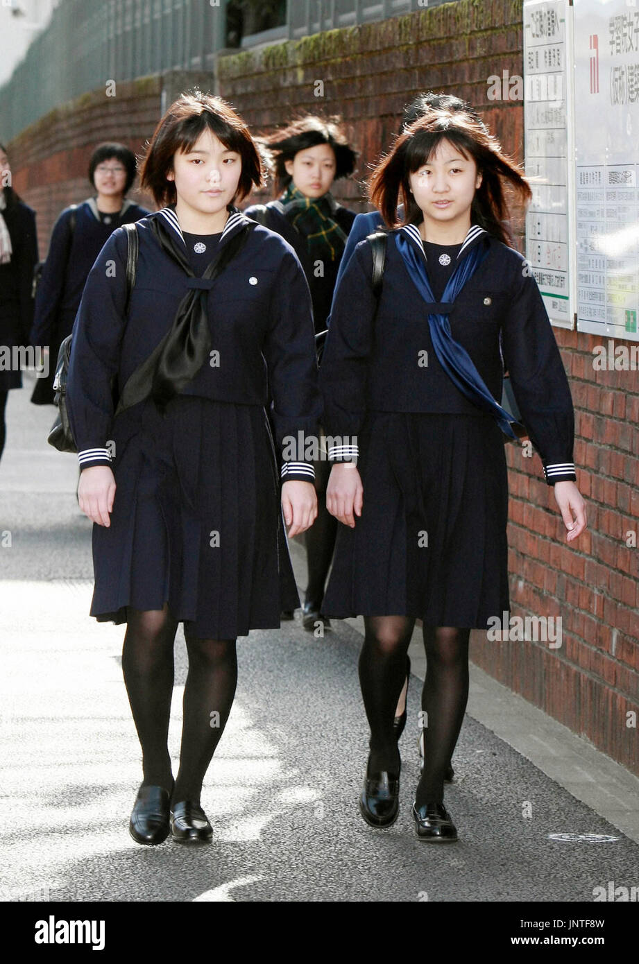 TOKYO, Japan - Prinzessin Mako (L), 18, und Princess Kako (R), 15, die beiden Töchter von Prinz Akishino, der zweite Sohn von Kaiser Akihito, gehen, um ihre Abschlussfeiern an der Gakushuin Mädchen hoch- und Mittelschulen, bzw. am 22. März 2010 teilnehmen. Im April wird Prinzessin Mako Gakushuin Girls High-School International Christian University und Prinzessin Kako eingeben. (Kyodo) Stockfoto