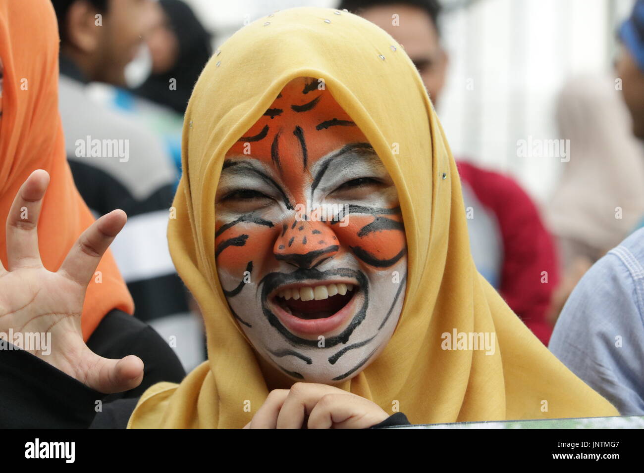 Banda Aceh, Indonesien. 30. Juli 2017. Dutzende von Menschen aus verschiedenen Elementen ergriff Maßnahmen, um die Welt Tiger Tag 2017 zu gedenken. Die Aktion wurde gefärbt mit theatralischen, malte einige Teilnehmer auch sein Gesicht wie ein Tiger. Indonesien hatte einmal drei Arten von Tiger, Javan Tiger und Bali-Tiger, bereits ausgestorben erklärt. Während die Sumatra Tiger Bevölkerung sinken weiter, weil viele gejagt werden. Bildnachweis: Abdul Hadi Firsawan/Pacific Press/Alamy Live-Nachrichten Stockfoto