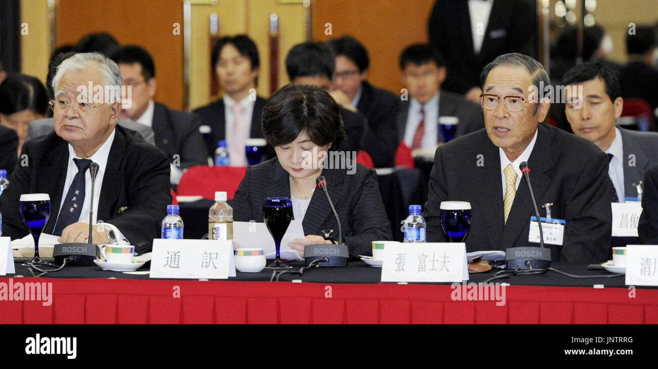 BEIJING, China - Toyota Motor Corp. Vorsitzender Fujio Cho (R vorne), den Kopf von einer japanischen Wirtschaftsdelegation Führer, spricht in einem Gespräch mit chinesischen Industrie Ministerialbeamte in Peking am 7. September 2010. Mitglieder der Delegation forderte China, seine seltene Erden-Export-Kontrollen zu überprüfen. (Kyodo) Stockfoto