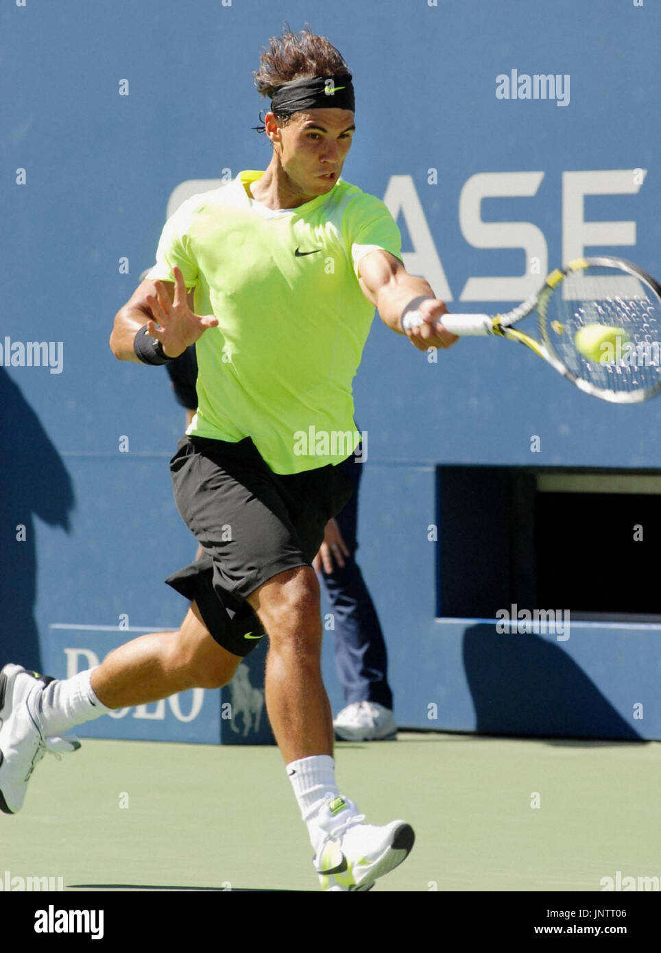 NEW YORK, USA - Top-Samen Rafa Nadal aus Spanien gibt den Ball gegen Mikhail Youzhny Russlands während einer US Open Herren Einzel Halbfinale in New York am 11. September 2010 zurück. Nadal erweiterte seinen ersten US Open Finale besiegte Youzhny 6-2, 6-3, 6-4. (Kyodo) Stockfoto