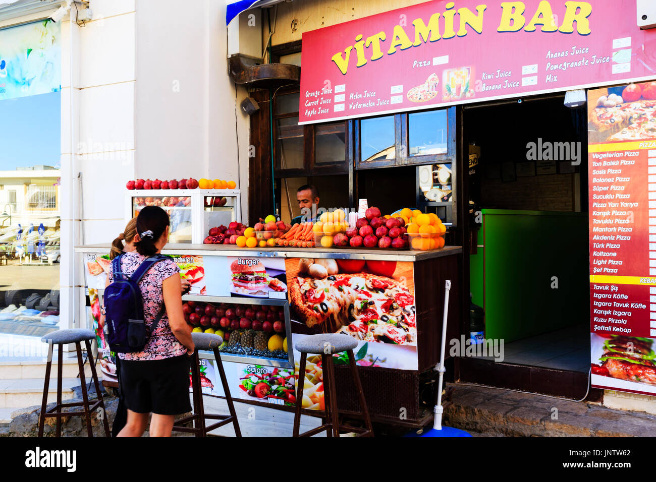 Saft stall in mit zwei weiblichen und einem männlichen Händler. Famagusta, Zypern. Stockfoto
