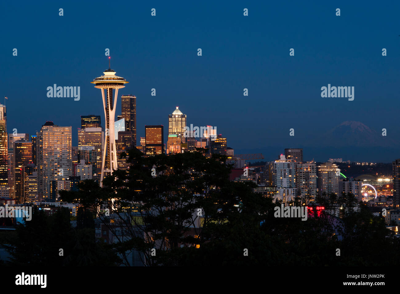 Retro-Bild von Space Needle und Downtown Seattle in Richtung Dämmerung Stockfoto