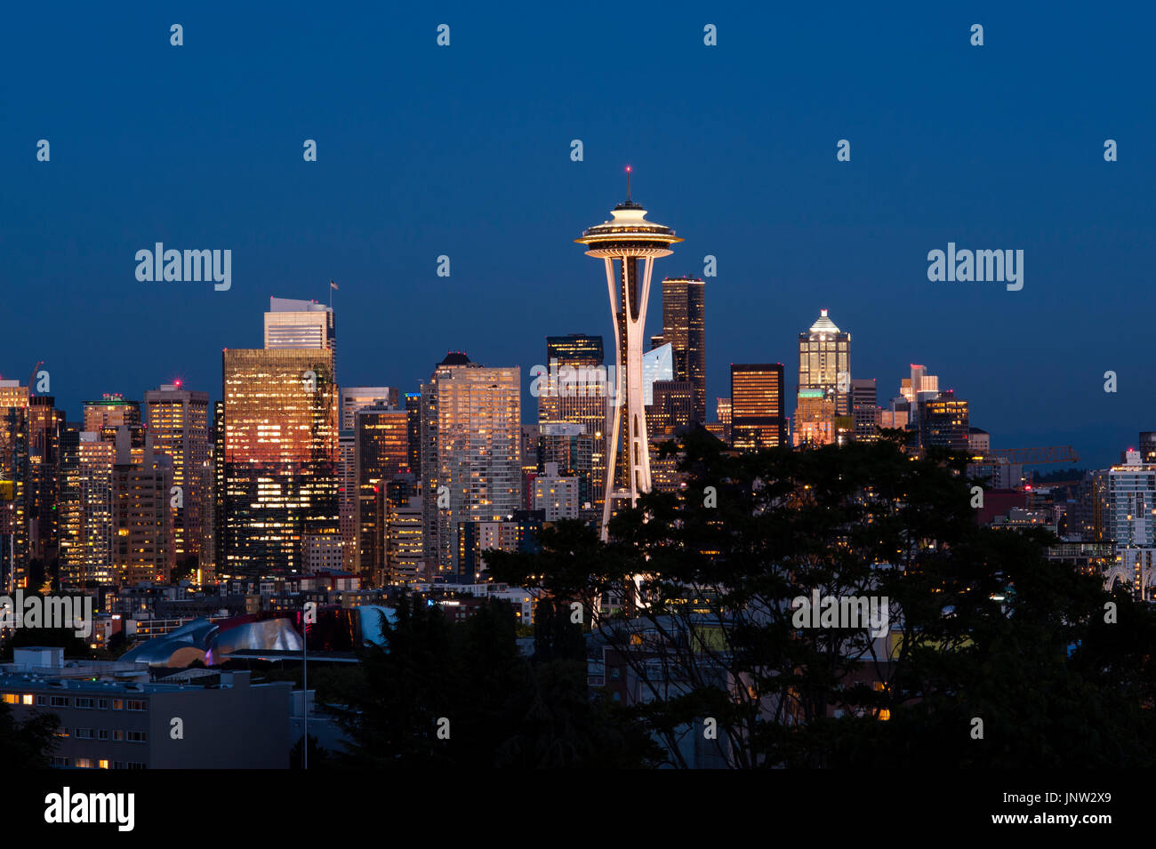 Retro-Bild von Space Needle und Downtown Seattle in Richtung Dämmerung Stockfoto