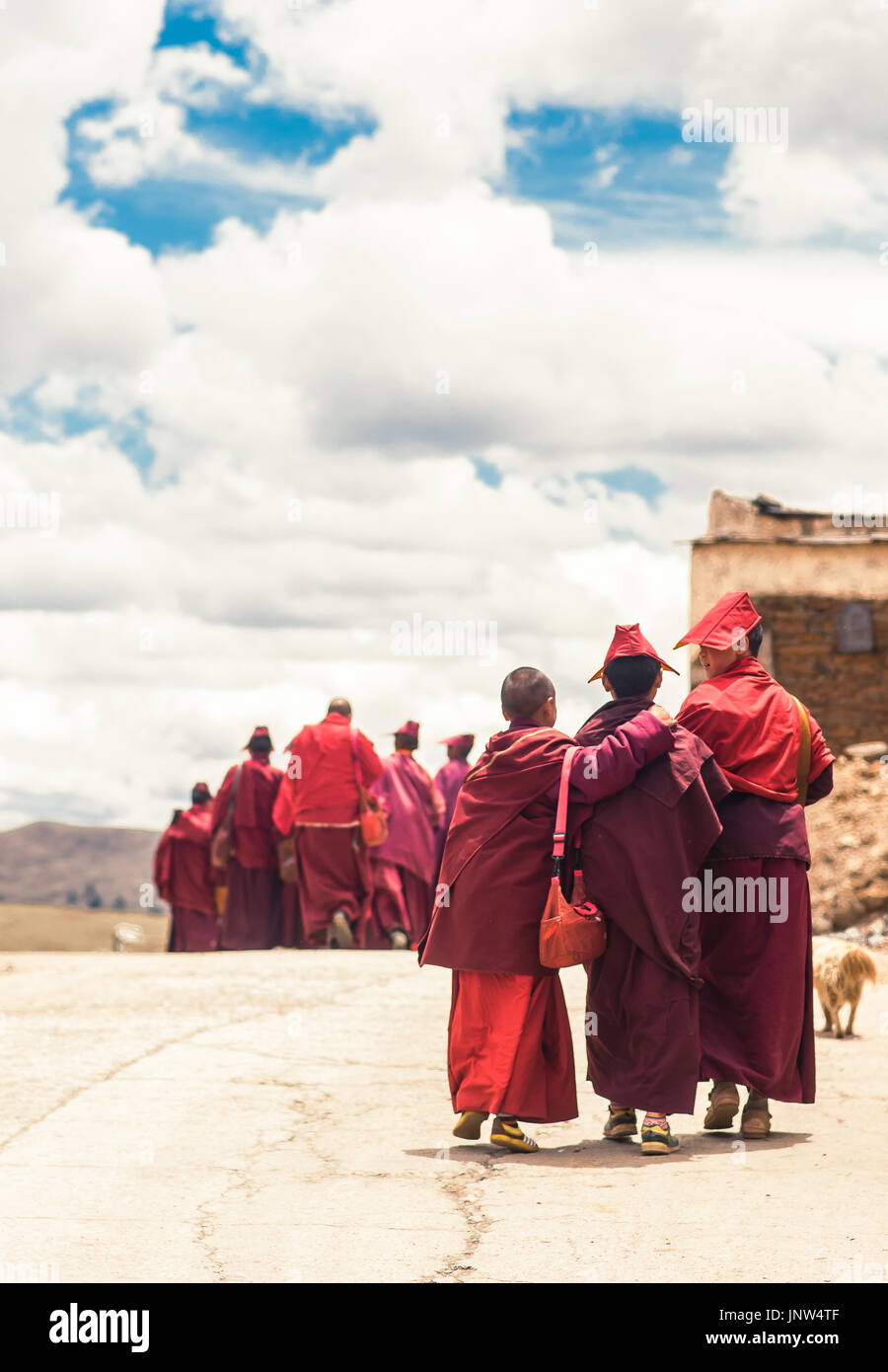 Sehen Sie auf Gruppe von tibetischen Mönchen von Sichuan Dorf in Tibet Stockfoto
