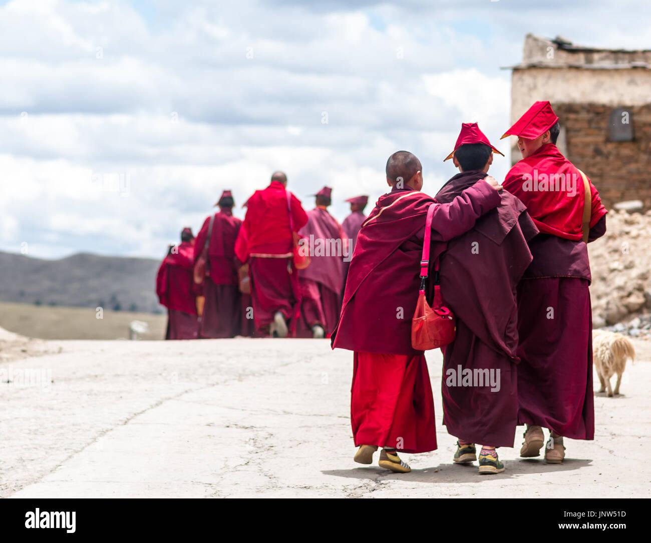 Sehen Sie auf Gruppe von tibetischen Mönchen von Sichuan Dorf in Tibet Stockfoto