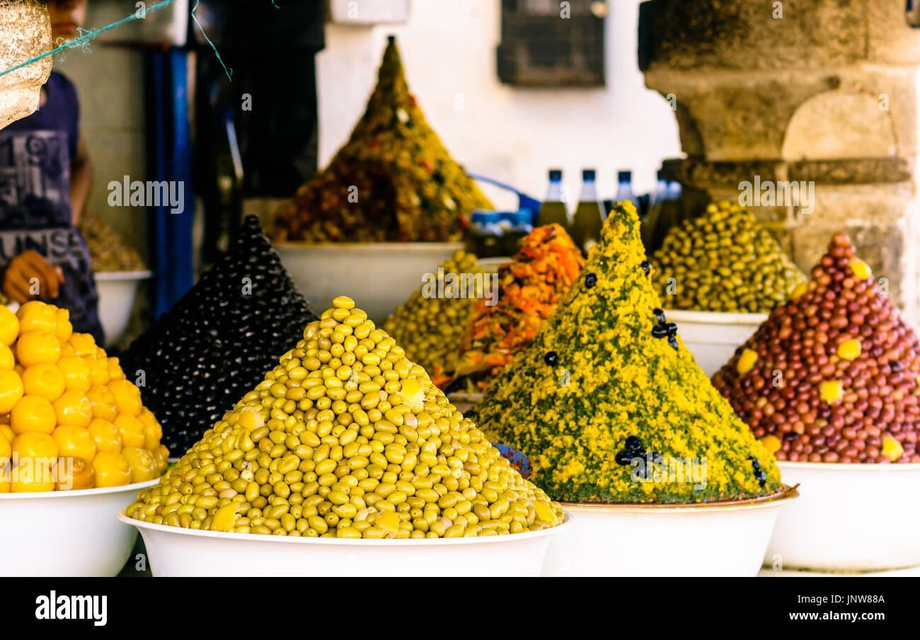 Sehen Sie sich auf Oliven auf Markt in Essaouira in Marokko Stockfoto