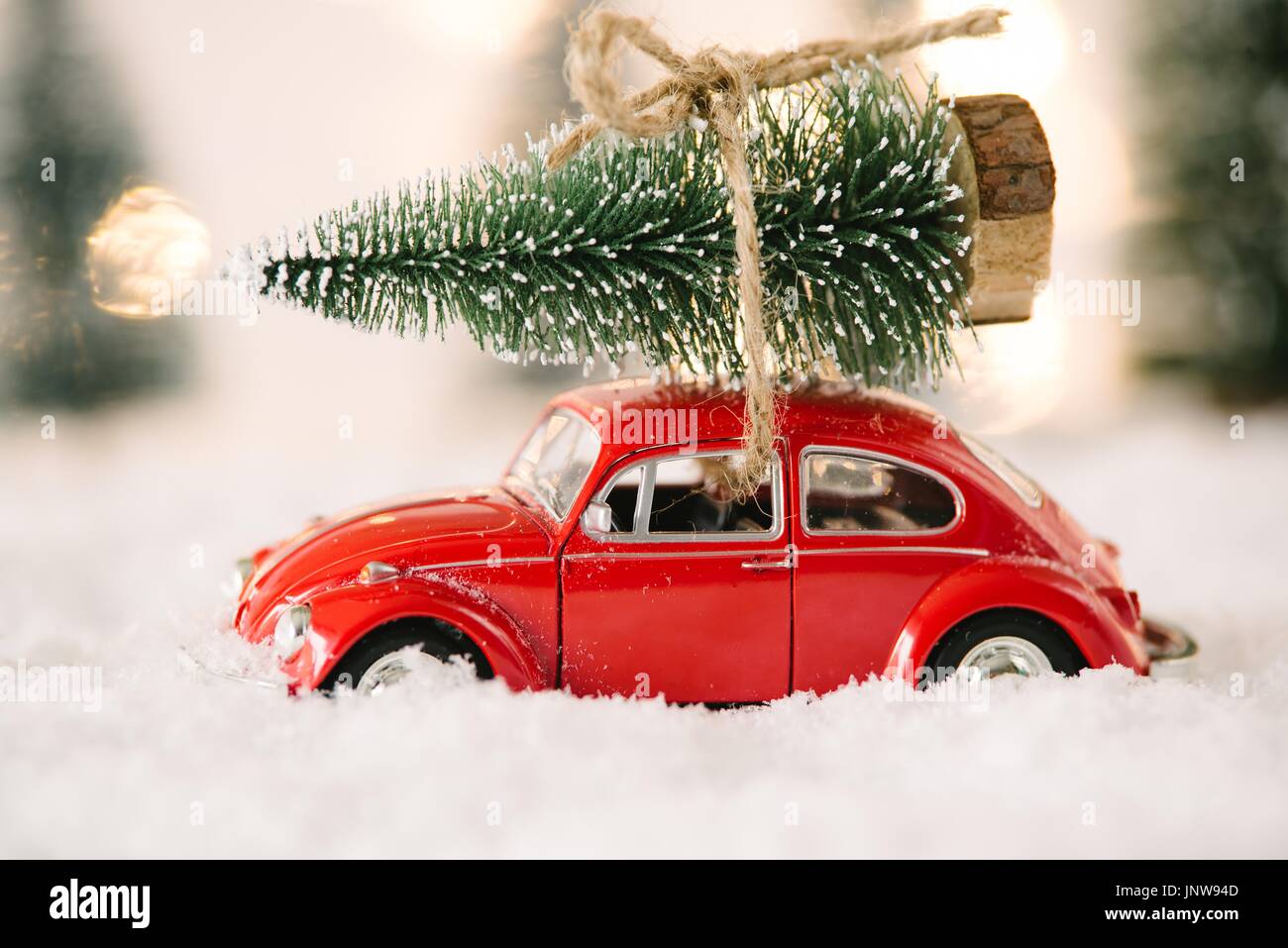 Auto mit tannenbaum -Fotos und -Bildmaterial in hoher Auflösung – Alamy