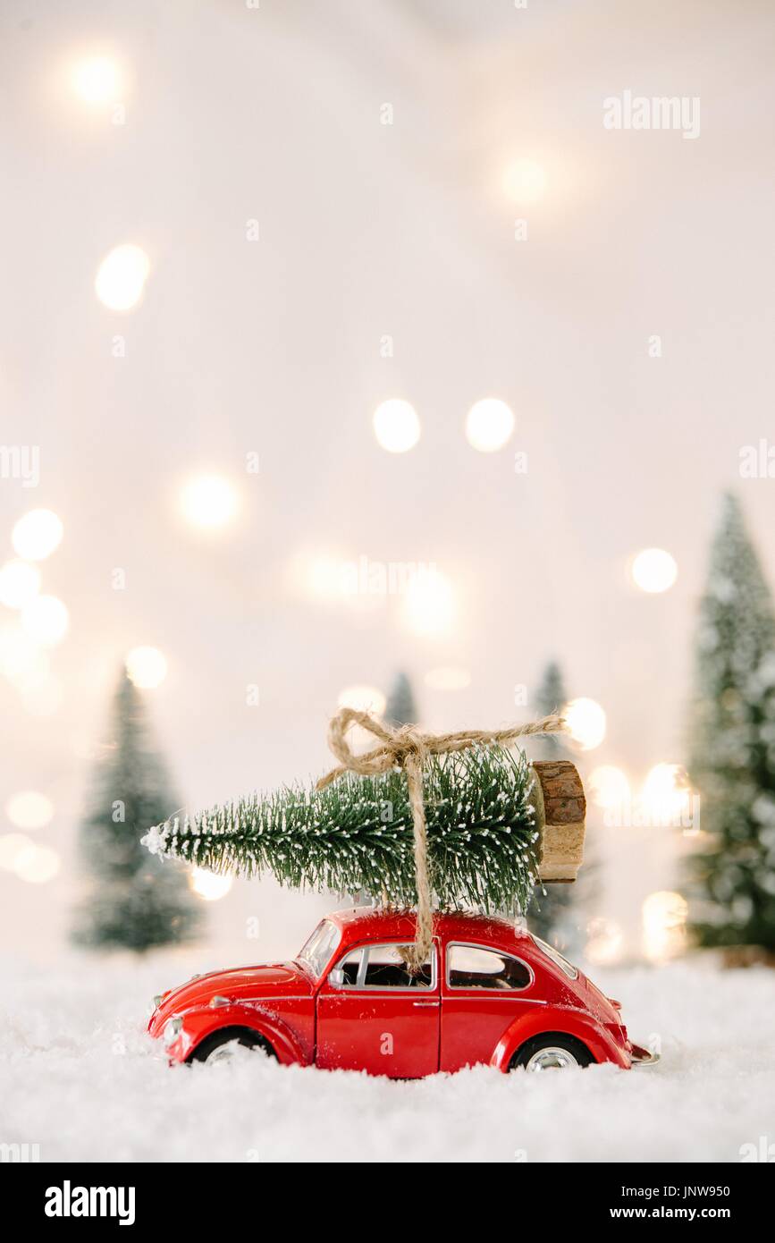 Kleines Rotes Auto Spielzeug Mit Weihnachtsbaum Im Schnee Bedeckt Miniatur Wald Stockfotografie Alamy