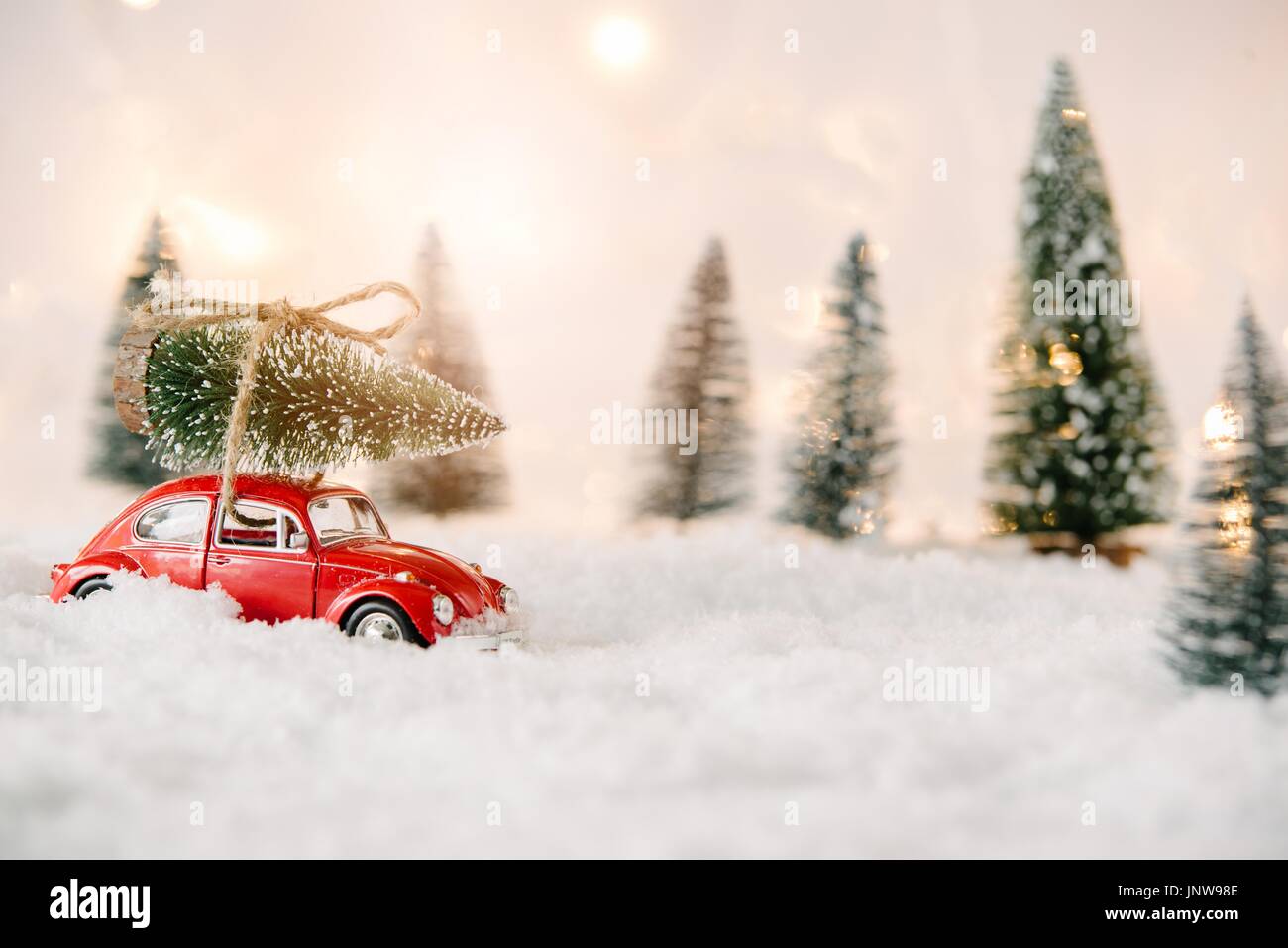 Kleines Rotes Auto Spielzeug Mit Weihnachtsbaum Im Schnee Bedeckt Miniatur Wald Stockfotografie Alamy
