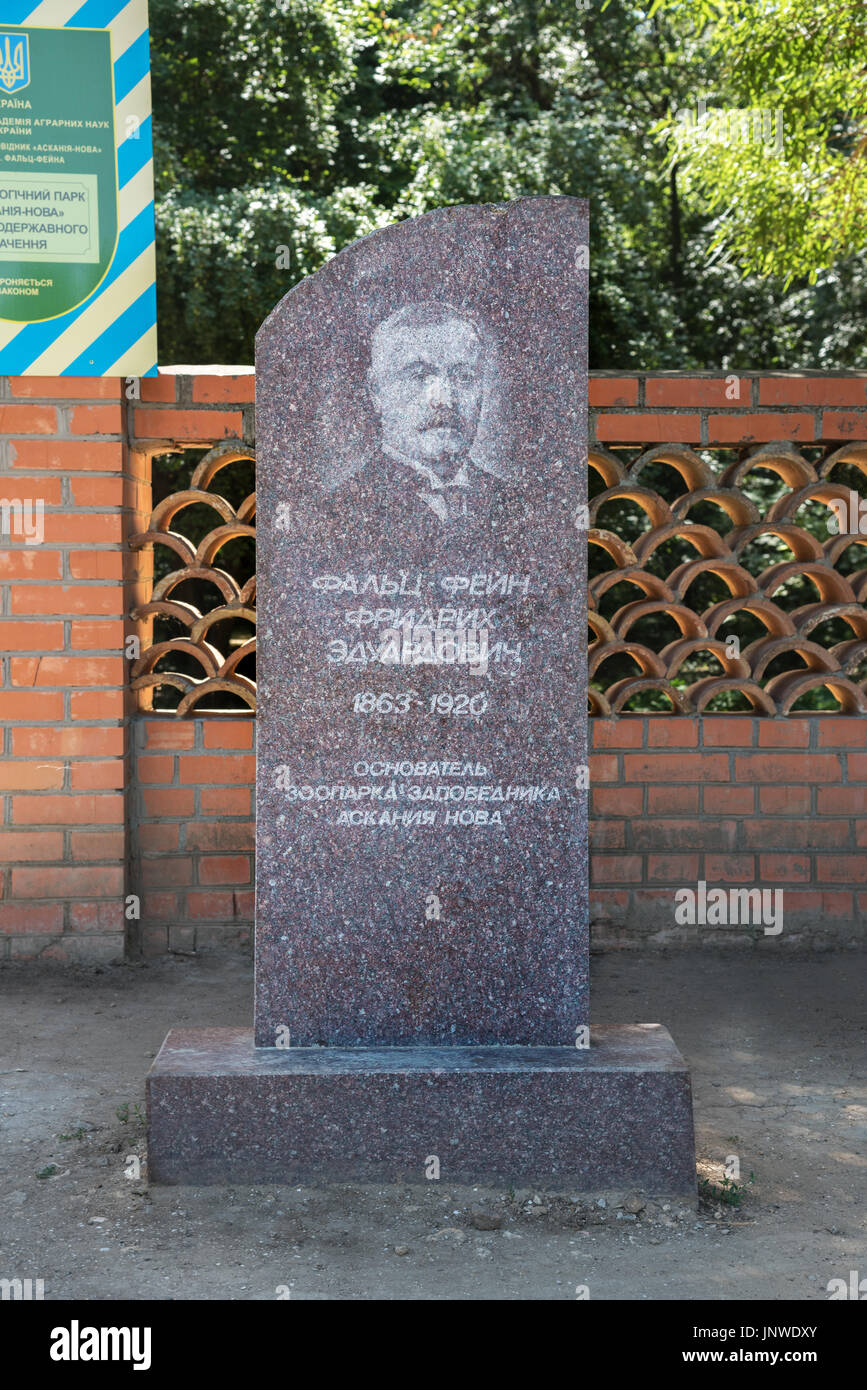 Askania-Nowa, Cherson Gebiet, Ukraine - 1. Juli 2017: Friedrich Falz-Fein-Denkmal, Gründer des bekannten Biosphärenreservats Askania-Nowa in der Ukraine Stockfoto