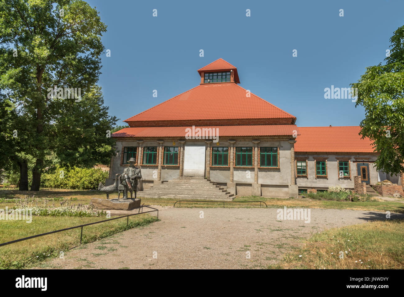 Askania-Nowa, Cherson Gebiet, Ukraine - 1. Juli 2017: Friedrich Falz-Fein-Monument und House, Gründer der bekannten Biosphäre reservieren Askania-Nowa in Stockfoto