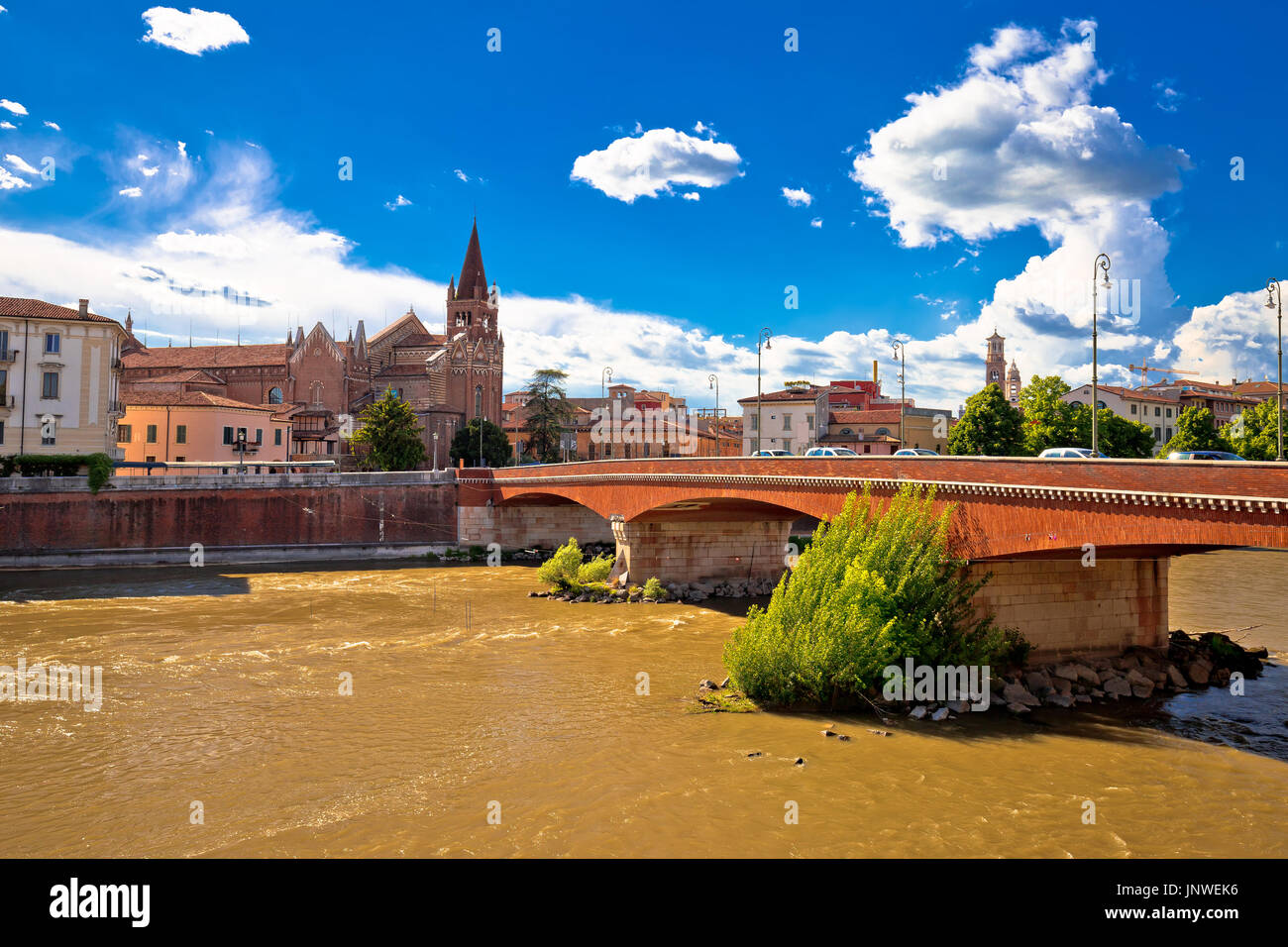 Stadt von Verona Etsch und Kirche San Fermo Maggiore, Venetien, Italien. Stockfoto