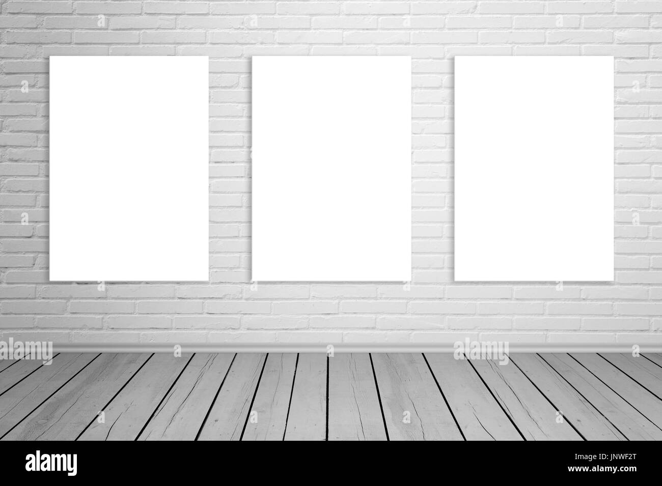 Drei isolierten Leinwand auf Ziegelwand für Mock-up. Leere Galerieraum. Holzboden. Stockfoto