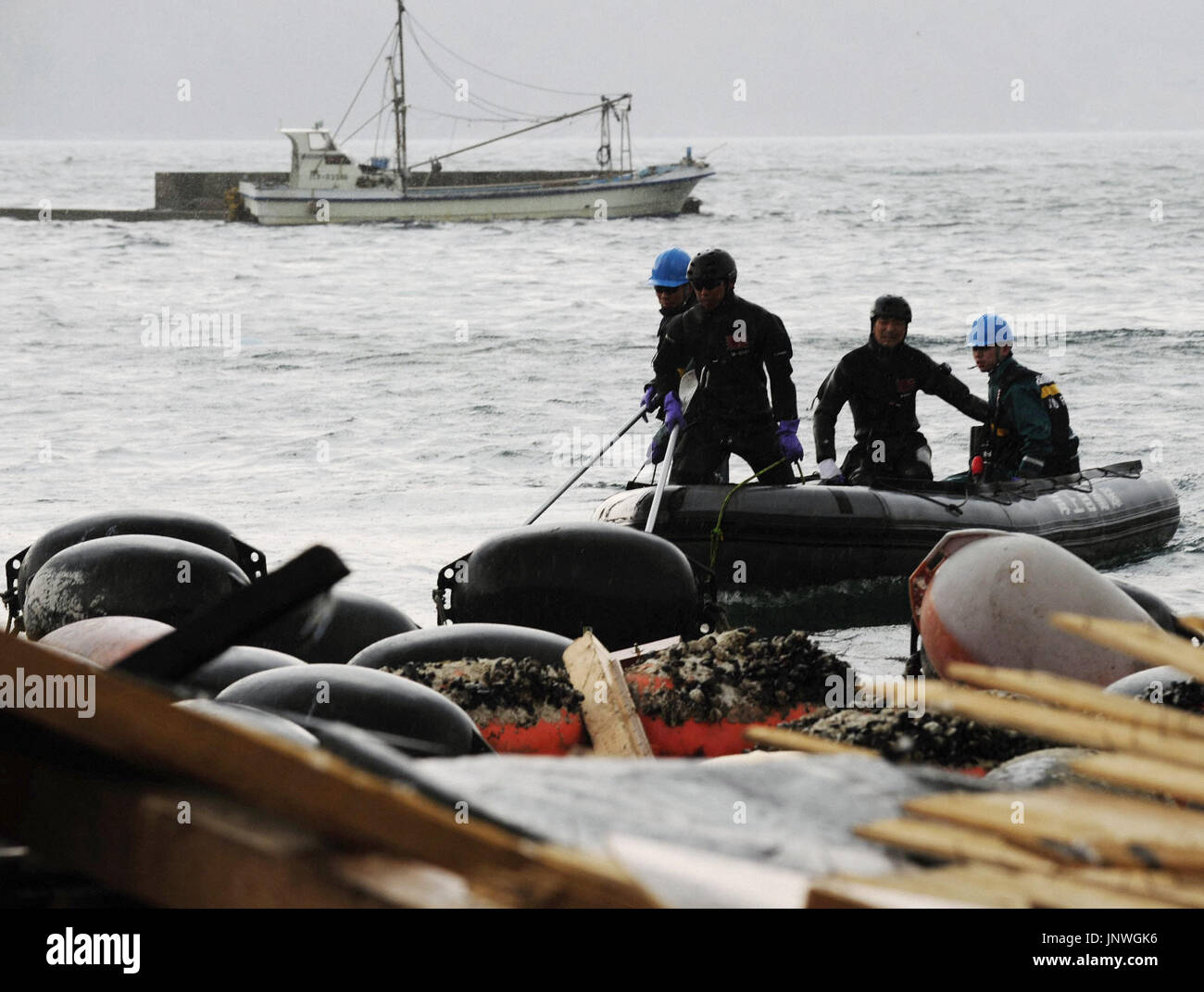 OTSUCHI, Japan - Mitglieder von Japan Self-Defense Forces auf einem Boot Sonde unverankerte Objekte in das Erdbeben und vom Tsunami betroffenen Stadt Otsuchi, Präfektur Iwate, Hafen Otsuchi am 16. April 2011. (Kyodo) Stockfoto