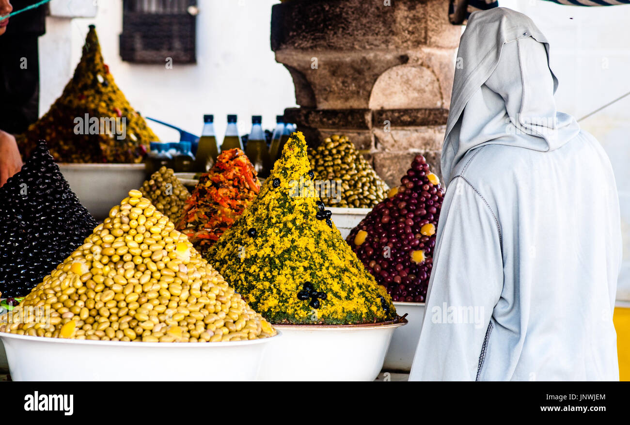 Sehen Sie sich auf Oliven auf Markt in Essaouira in Marokko Stockfoto