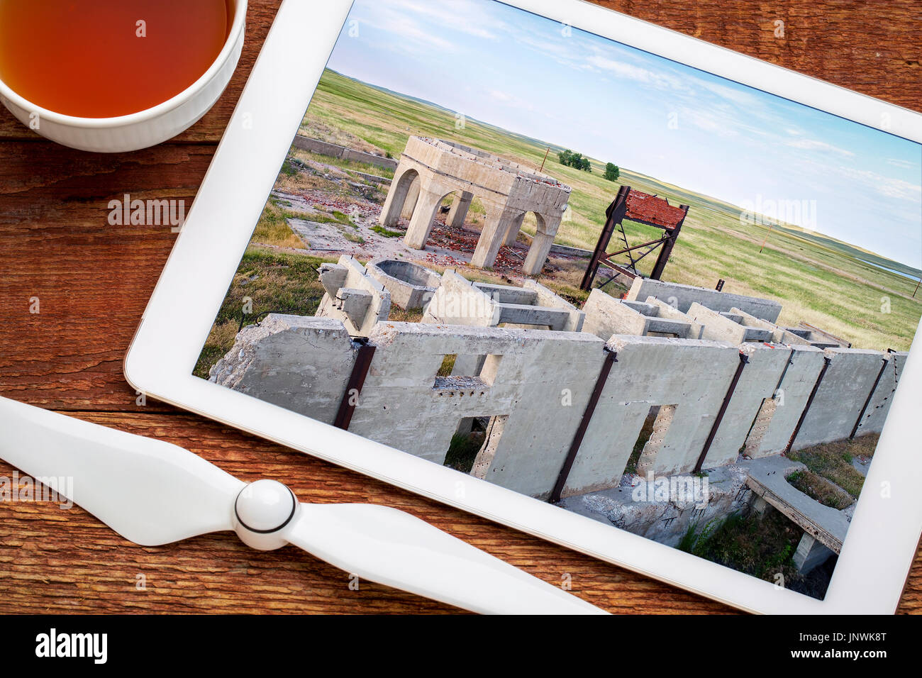 konkreten Ruinen von einem der fünf Reduktion Pflanzen und Pumpstationen, die Herstellung von Pottasche im ersten Weltkrieg in der Nähe von Antiochia, Nebraska, Überprüfung der Antenne imag Stockfoto