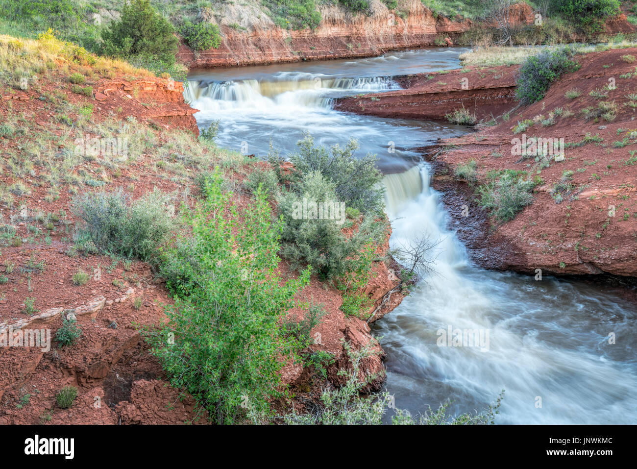 Wasserfälle im Park Creek am nördlichen Ausläufer der Colorado, Sommerlandschaft Stockfoto