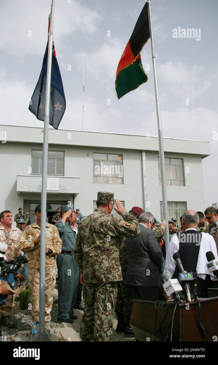 BAMIYAN, Afghanistan - der afghanischen Flagge (R) ist höher als die Flagge von New Zealand (L) während einer Zeremonie Machtverschiebung von der International Security Assistance Force an die lokalen Behörden in Bamiyan, Zentralafghanistan, am 17. Juli 2011 angehoben. Die Neuseeland Kräfte sind in der Gegend stationiert. Machtverschiebung ist im Gange, von der ISAF, den afghanischen Behörden. (Kyodo) Stockfoto
