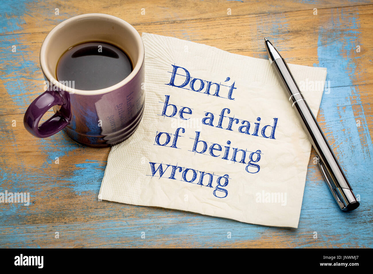 Seien Sie nicht Angst, falsch - inspirierende Handschrift auf einer Serviette mit einer Tasse Espressokaffee Stockfoto