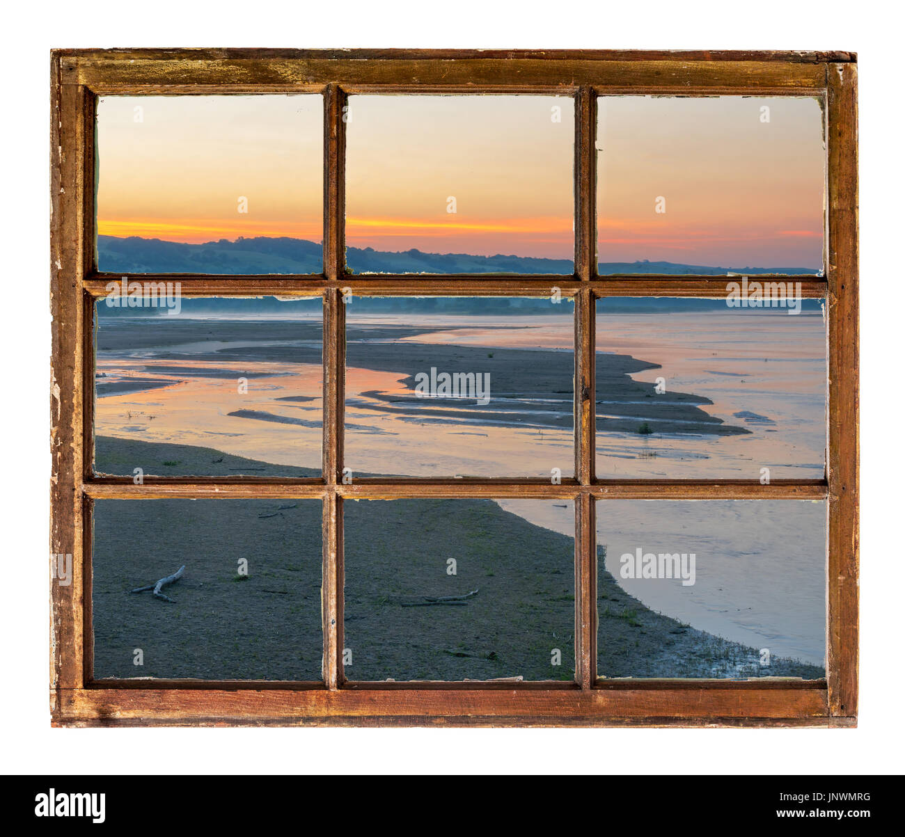Sonnenaufgang über dem Fluß in Nebraska Sandhills wie gesehen durch ein Vintage, Grunge, Schiebefenster mit schmutzigen Glas Stockfoto
