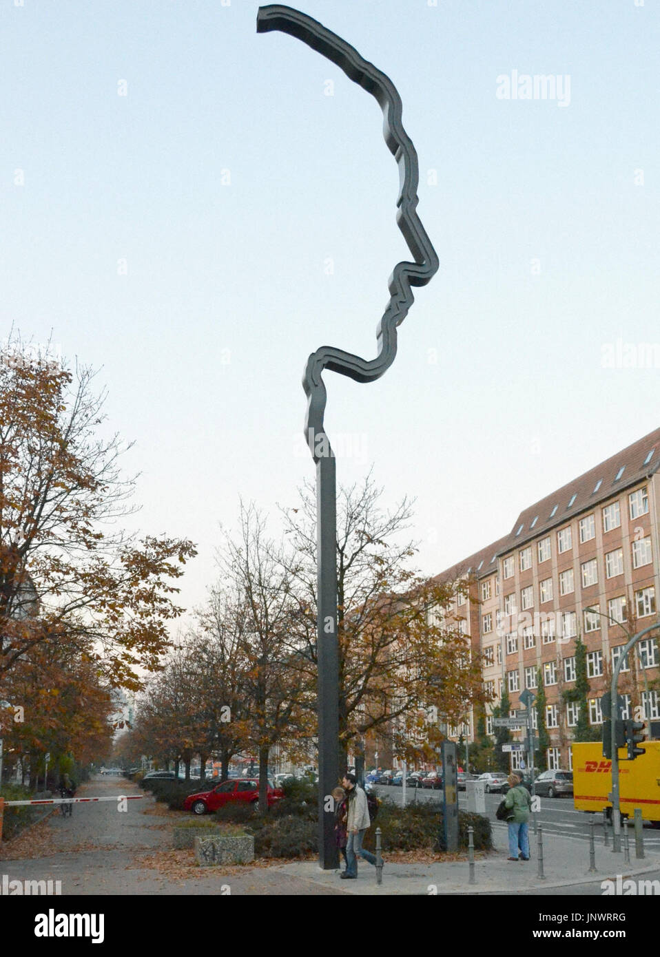 BERLIN, Deutschland - Foto zeigt ein 17 Meter hohen Stahl-Denkmal ...