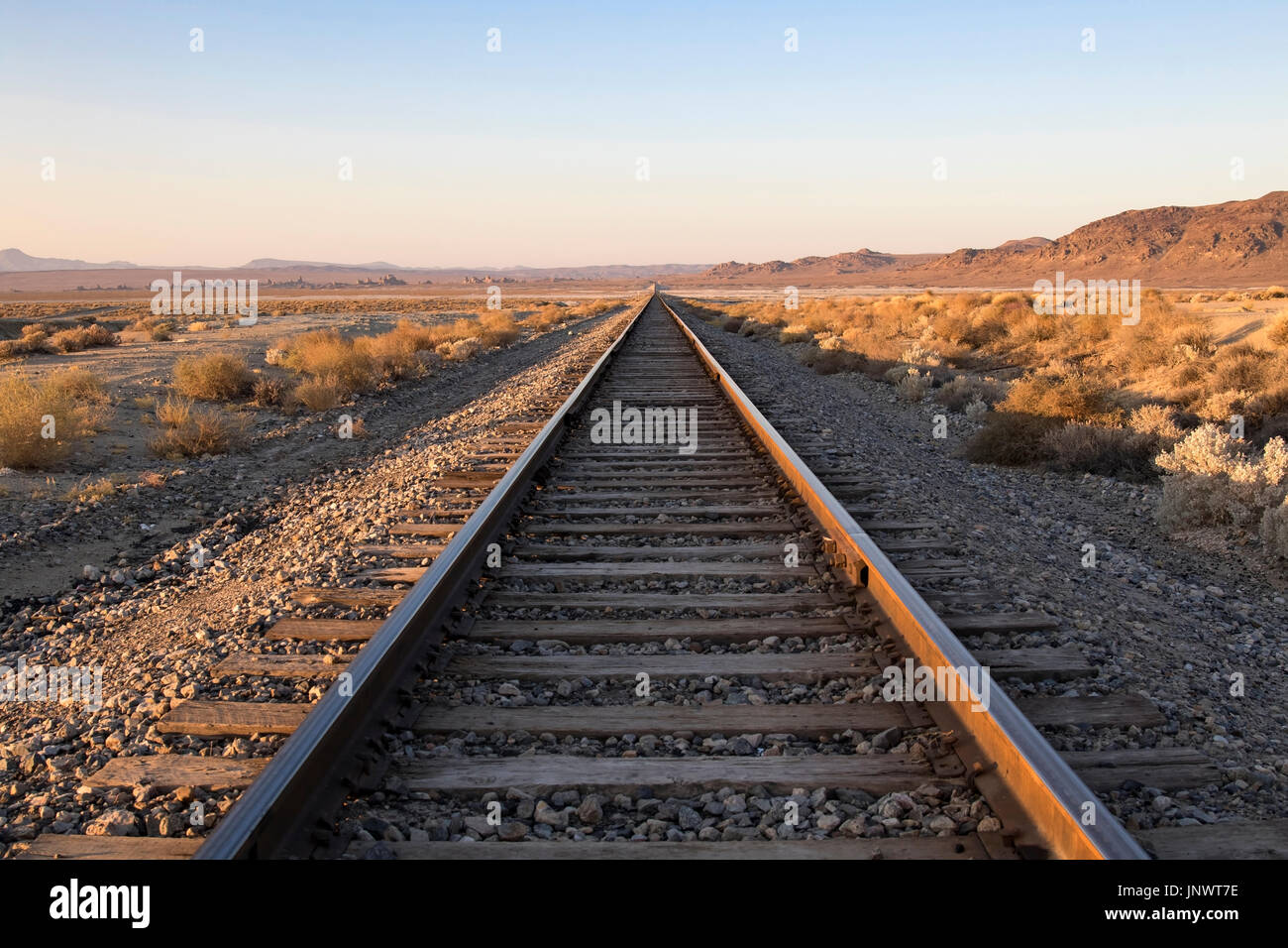 Gleise in der kalifornischen Wüste auf Trona Pinnacles Stockfoto