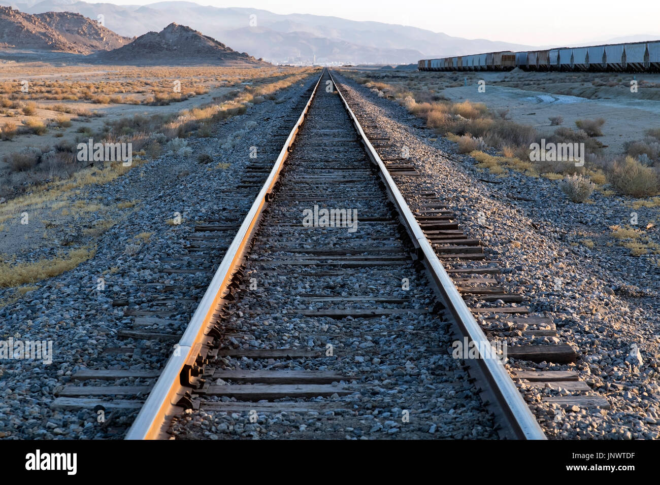 Gleise in der kalifornischen Wüste auf Trona Pinnacles Stockfoto