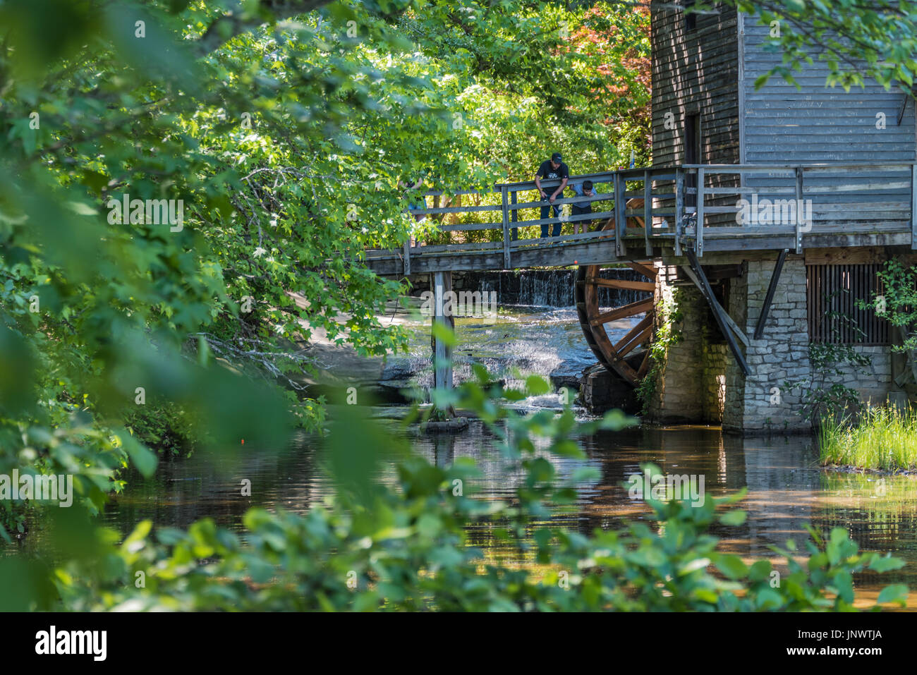 Vater und Sohn genießen Sie einen Nachmittag der Fischerei auf der alten Grist Mill am Stone Mountain Lake in Atlanta, Georgia Stone Mountain Park. (USA) Stockfoto