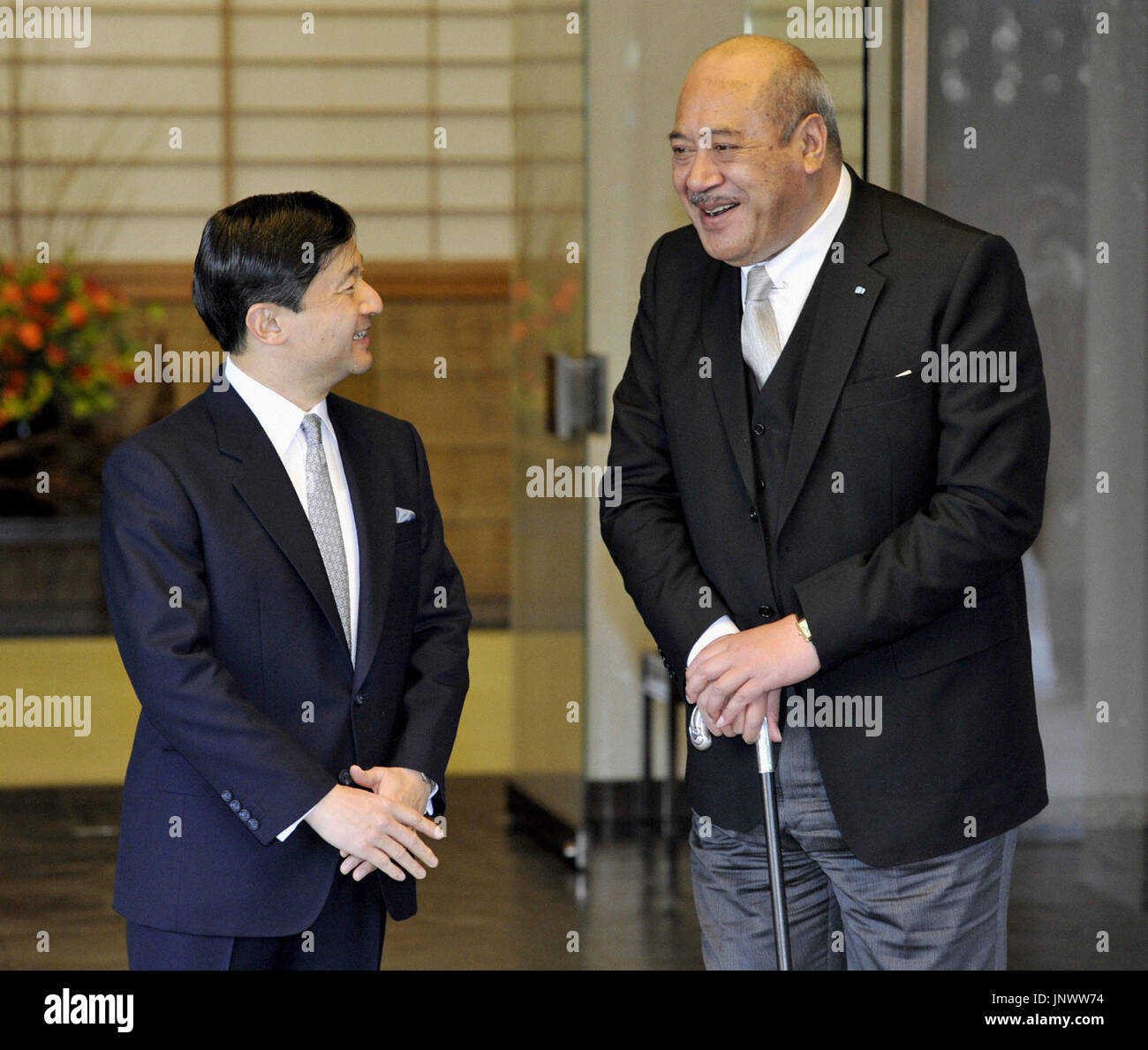 TOKYO, Japan - japanische Kronprinz Naruhito (L) trifft Tonga König George Tupou V in die fürstliche Residenz in Tokio am 20. Januar 2011. (Pool-Foto von Kyodo News) (Kyodo) Stockfoto