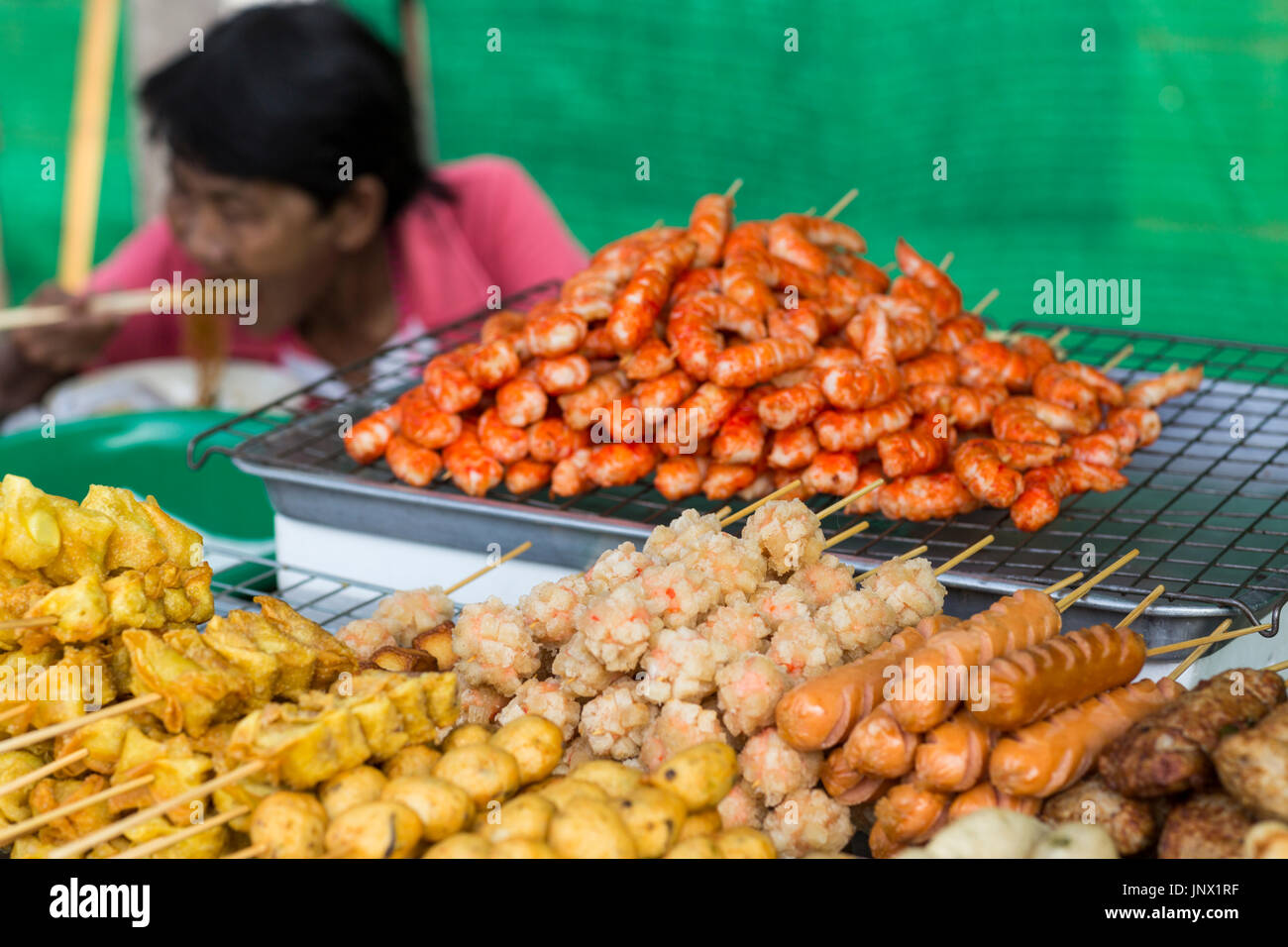 Bangkok, Thailand - 17. Februar 2015: Frau verkaufte gekochtes Essen aus Stand in der Straße Rattanakosin, Bangkok Altstadt Stockfoto