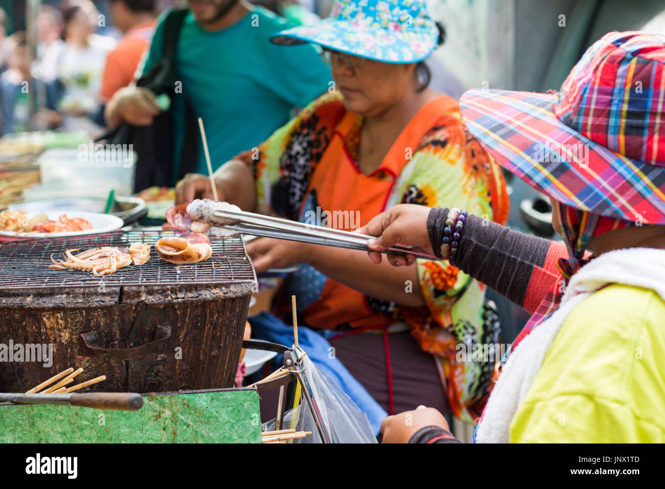 Bangkok, Thailand - 17. Februar 2015: Frau verkaufte gekochtes Essen aus Stand in der Straße Rattanakosin, Bangkok Altstadt Stockfoto
