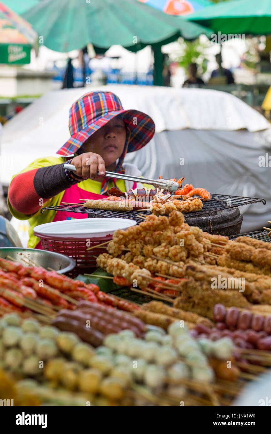 Bangkok, Thailand - 17. Februar 2015: Frau verkaufte gekochtes Essen aus Stand in der Straße Rattanakosin, Bangkok Altstadt Stockfoto