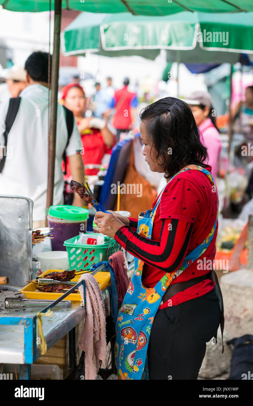 Bangkok, Thailand - 17. Februar 2015: Frau verkaufte gekochtes Essen aus Stand in der Straße Rattanakosin, Bangkok Altstadt Stockfoto